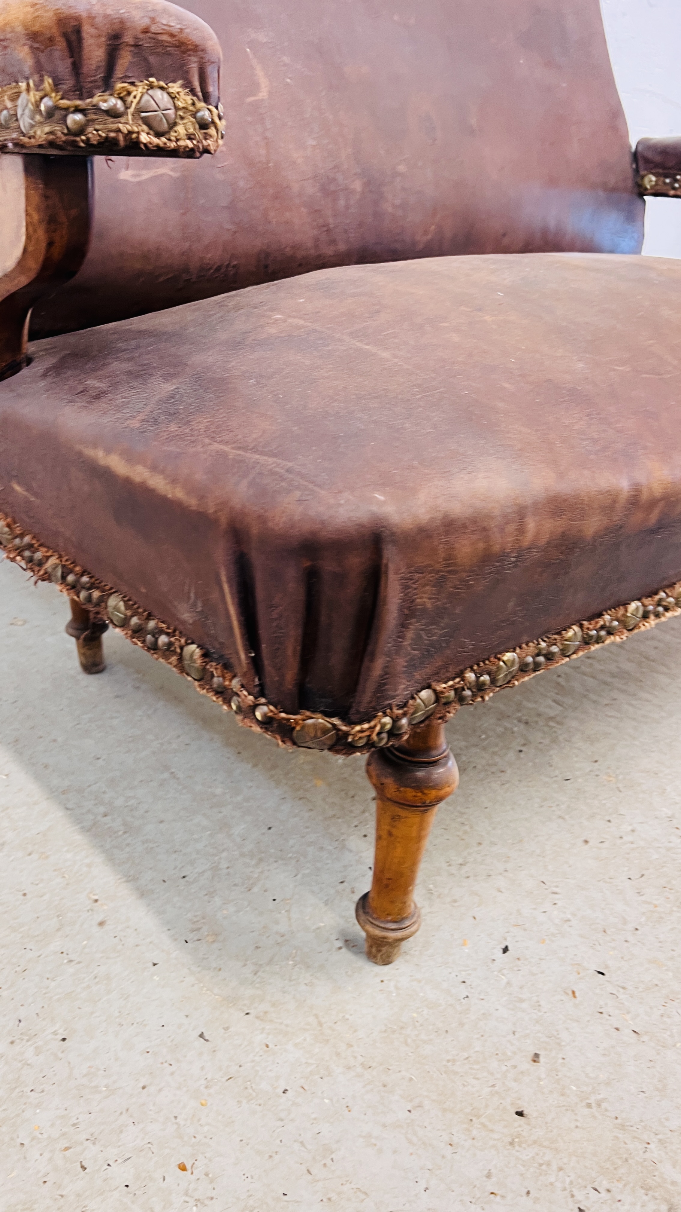 A VINTAGE LEATHER UPHOLSTERED BENCH - W 125CM. - Image 14 of 15