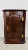 AN ANTIQUE OAK WALL HANGING CORNER CUPBOARD, THE INTERIOR FITTED WITH SHAPED SHELVES - W 60CM.