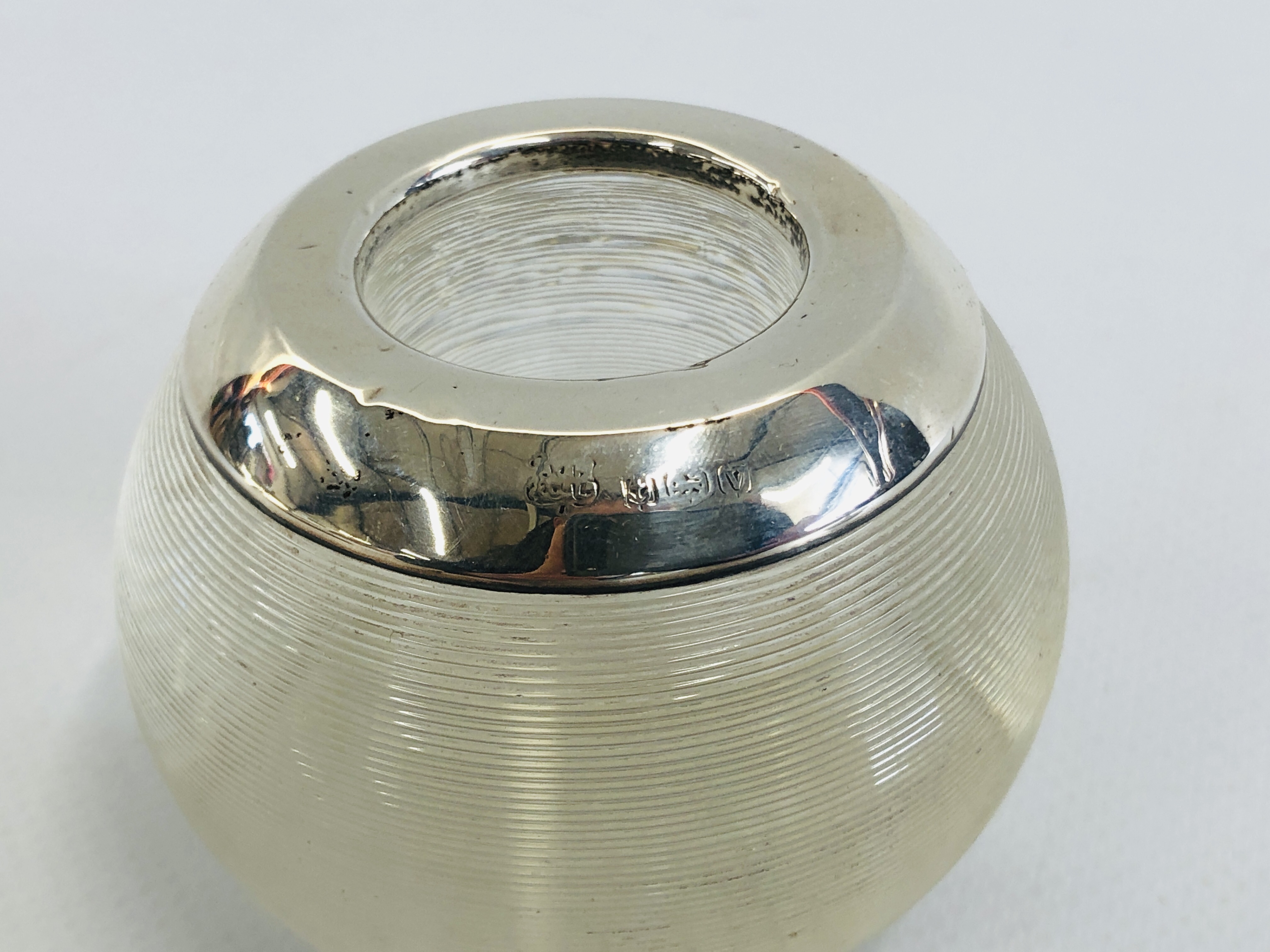 A VINTAGE GLASS MATCH STRIKER WITH STERLING RIM, BIRMINGHAM ASSAY - H 5.5CM. - Image 2 of 4