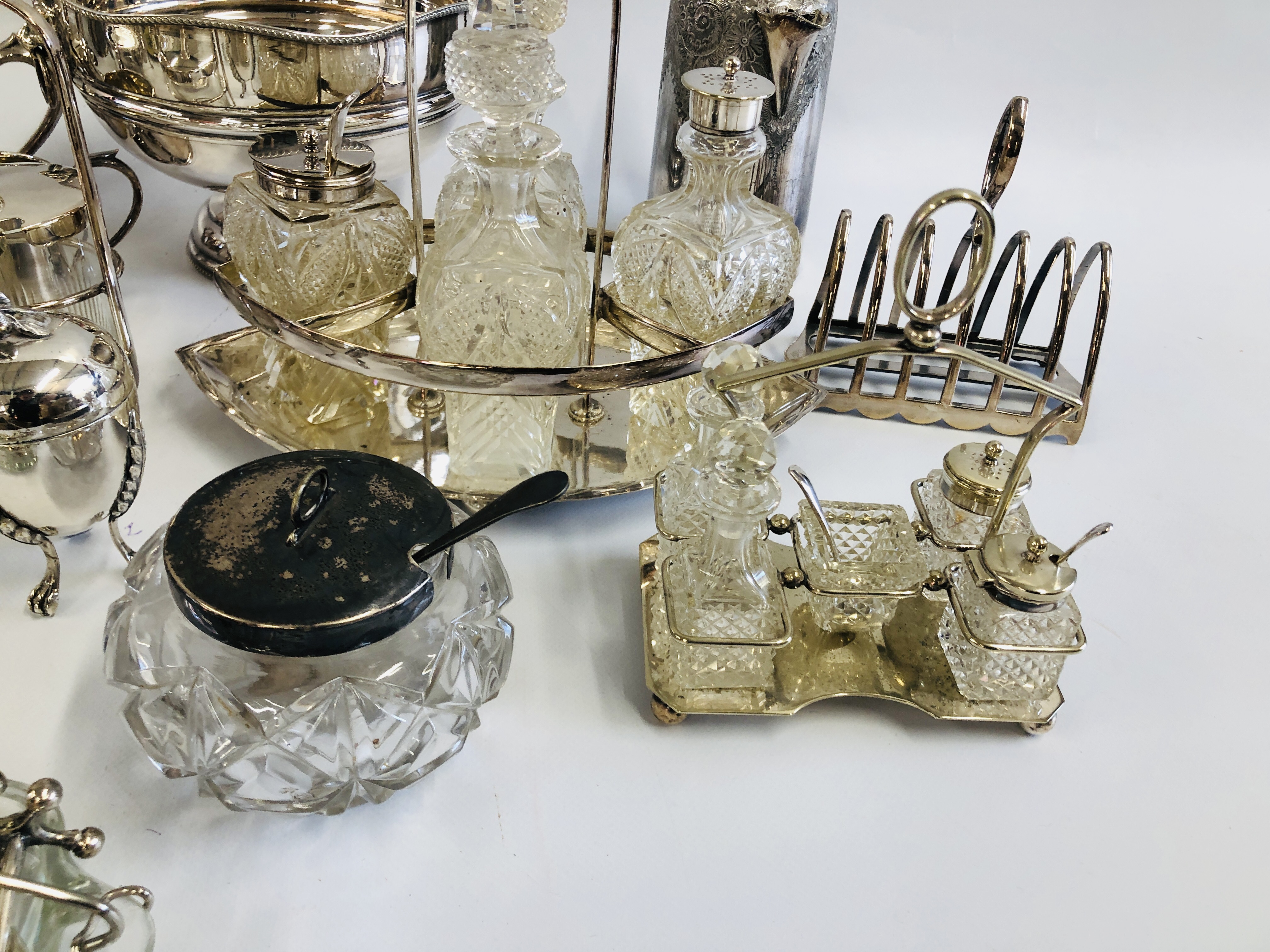 A GROUP OF ASSORTED MAINLY VINTAGE SILVER PLATED WARES TO INCLUDE CRUETS, TOAST RACK, ASH TRAYS, - Image 3 of 10