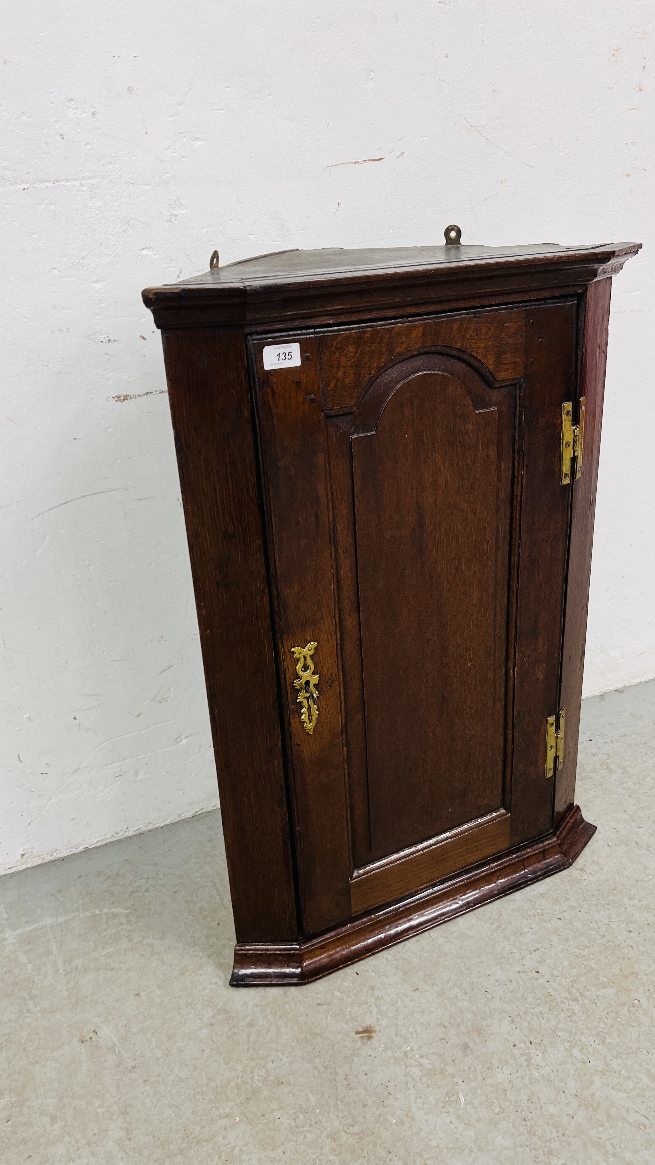 AN ANTIQUE OAK WALL HANGING CORNER CUPBOARD, THE INTERIOR FITTED WITH SHAPED SHELVES - W 60CM. - Image 3 of 8