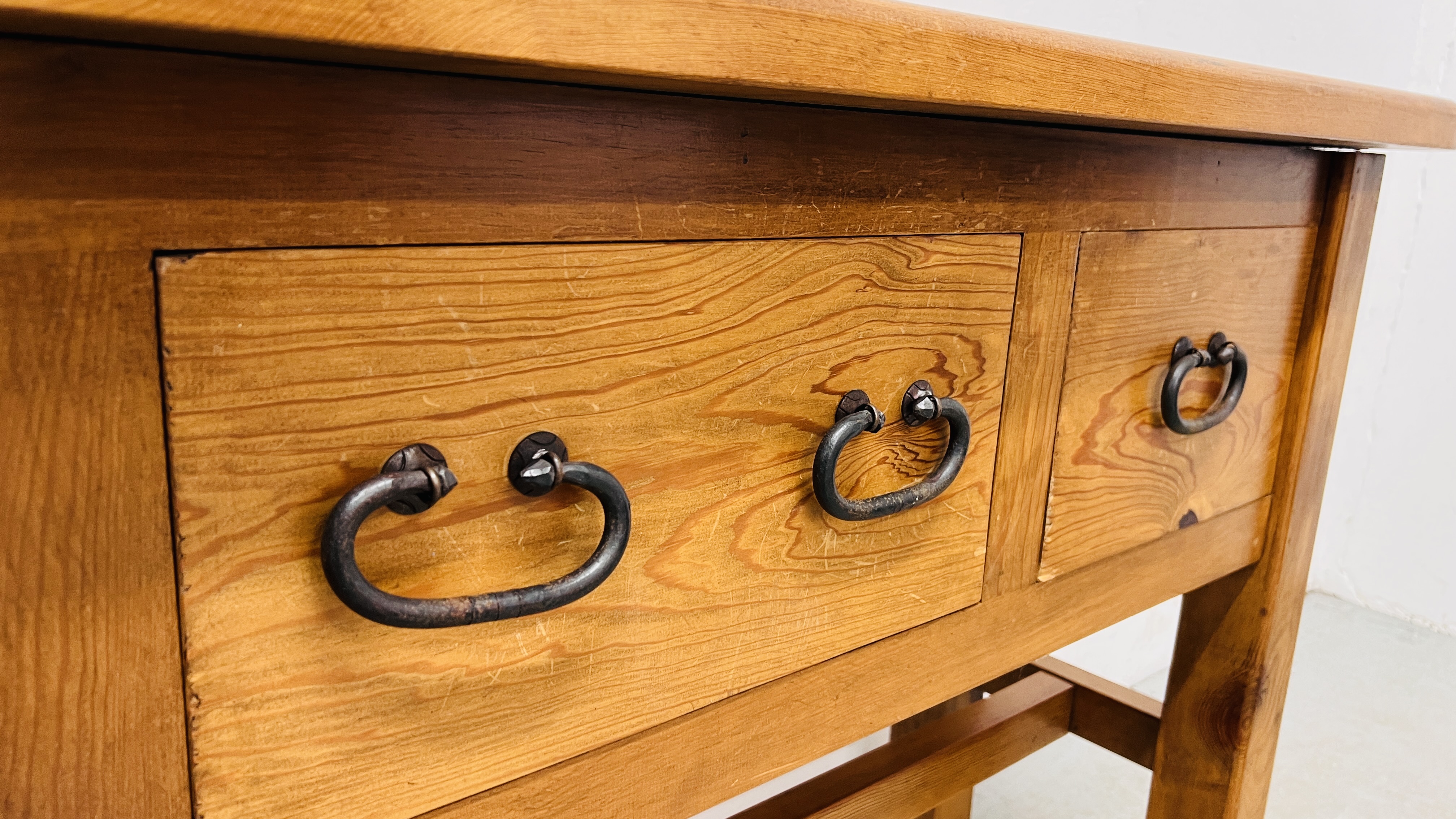 A SOLID BEECHWOOD AND PINE THREE DRAWER SIDE TABLE WITH RUSTIC IRON CRAFT HANDLES AND PARQUET - Image 9 of 12