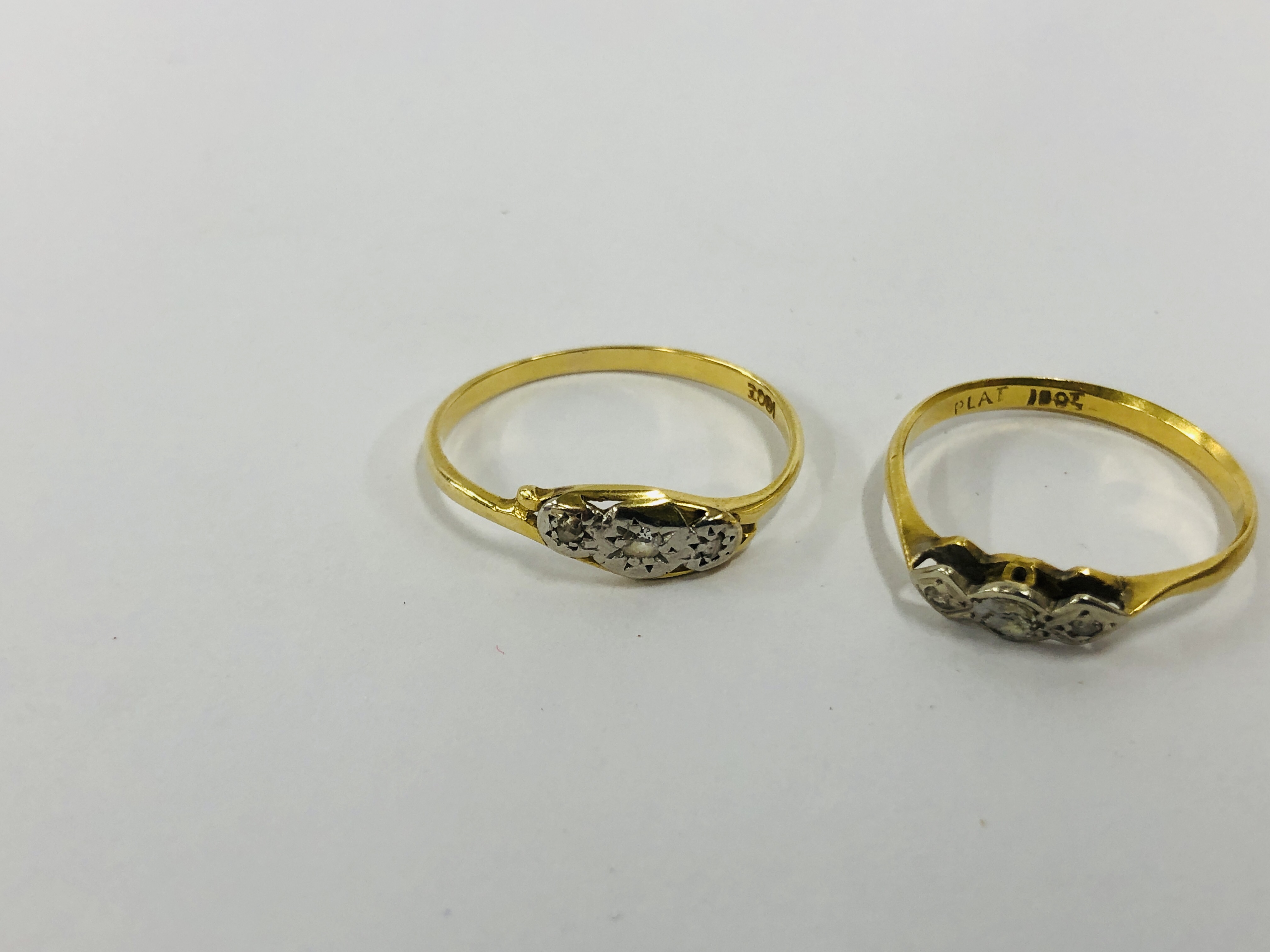 A GROUP OF FOUR VINTAGE 18CT GOLD RINGS TO INCLUDE STONE SET EXAMPLES (A/F REQUIRE ATTENTION STONES - Image 3 of 6