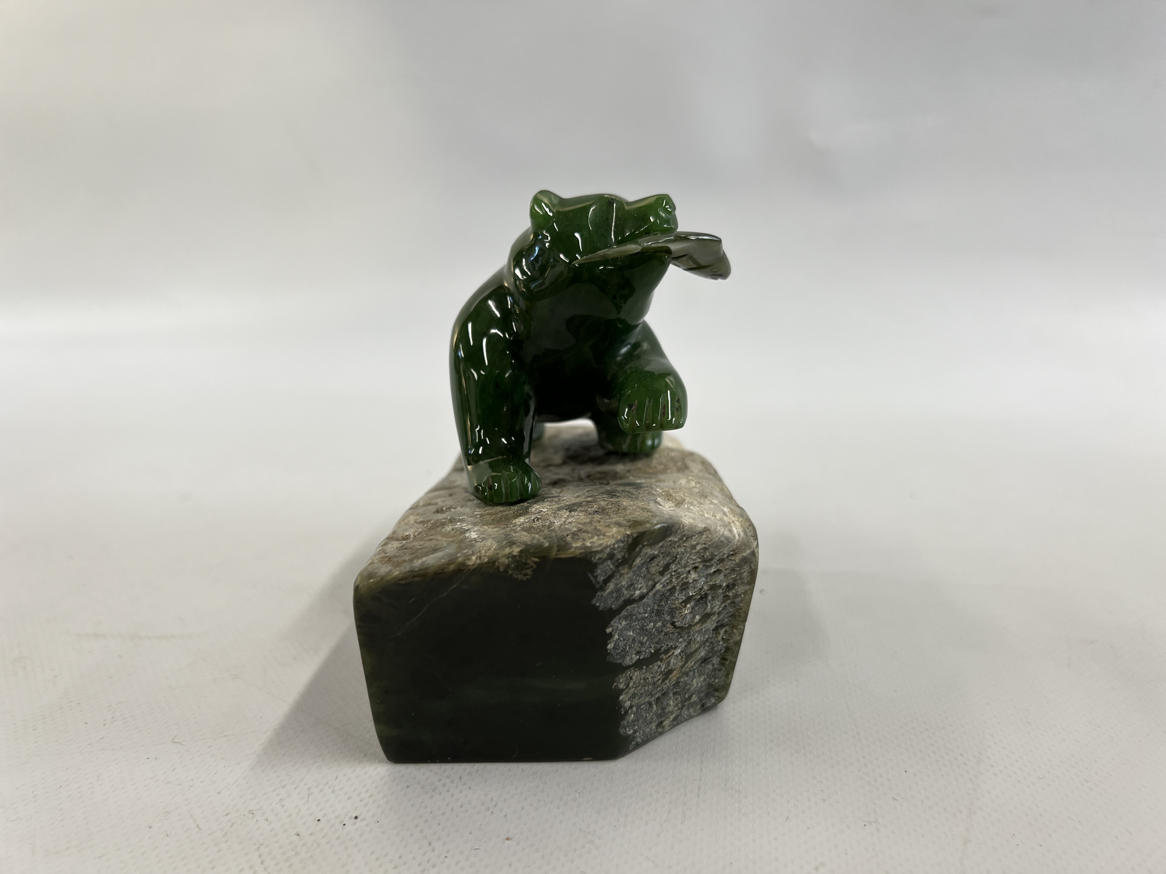 A B.C. JADE CARVING SIGNED BY CANADIAN ARTIST "TONY WU" FEATURES A BEAR - Image 8 of 9