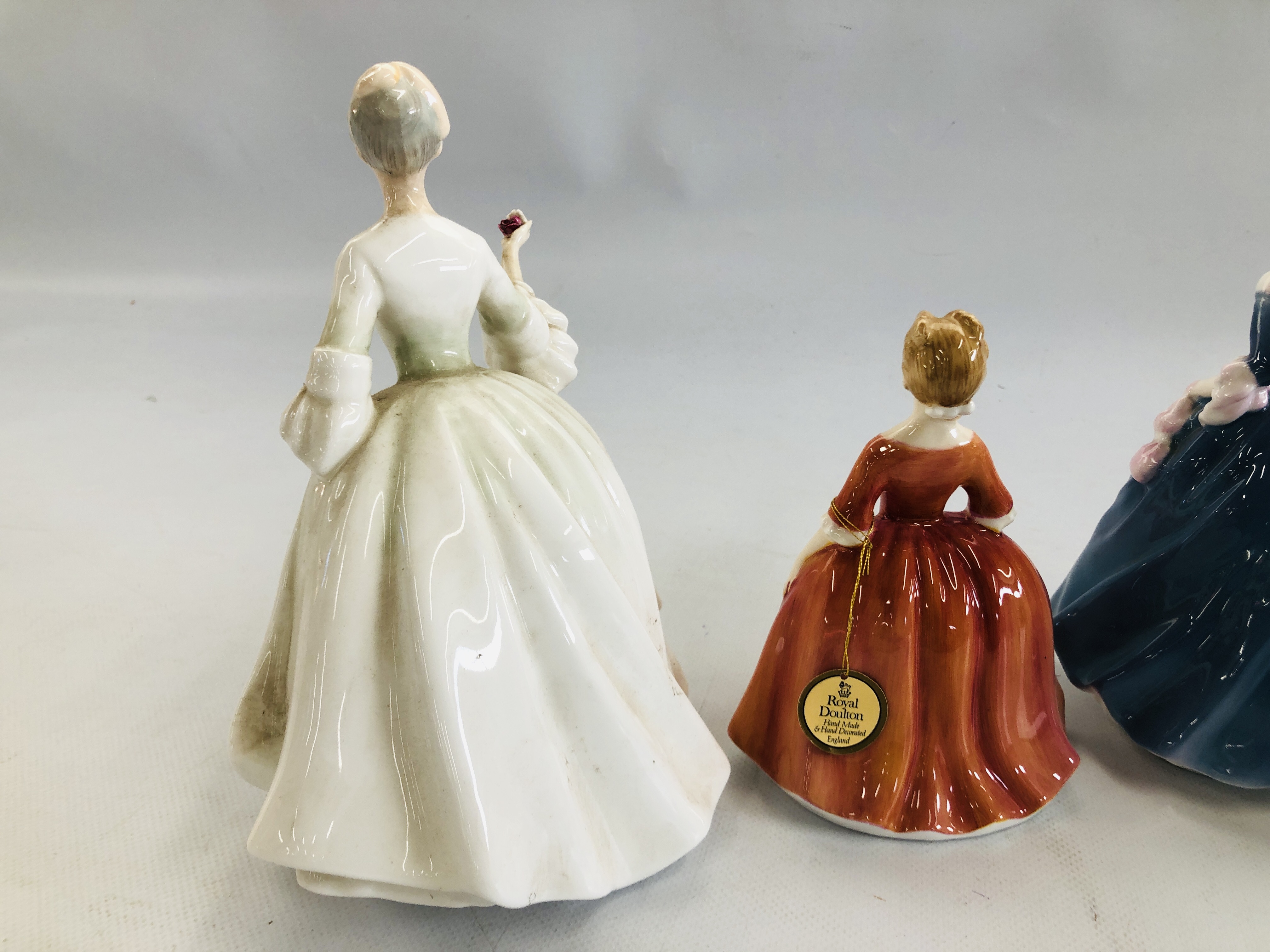 A GROUP OF THREE ROYAL DOULTON FIGURINES TO INCLUDE HEATHER HN 2956, DIANA HN 2468, - Image 7 of 11
