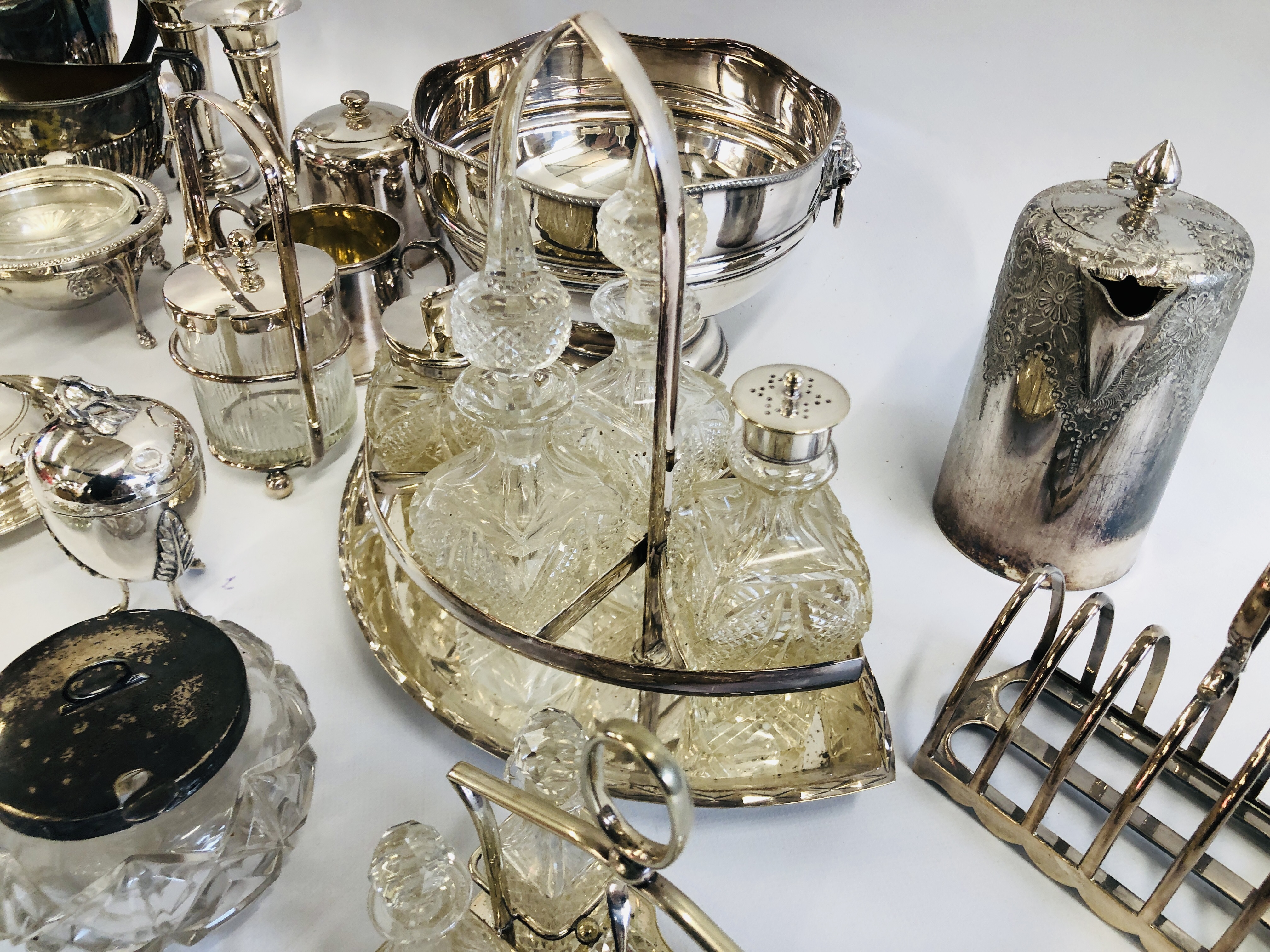 A GROUP OF ASSORTED MAINLY VINTAGE SILVER PLATED WARES TO INCLUDE CRUETS, TOAST RACK, ASH TRAYS, - Image 5 of 10