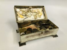 A JAPANESE TRINKET BOX AND A QUANTITY OF ASSORTED COINAGE.