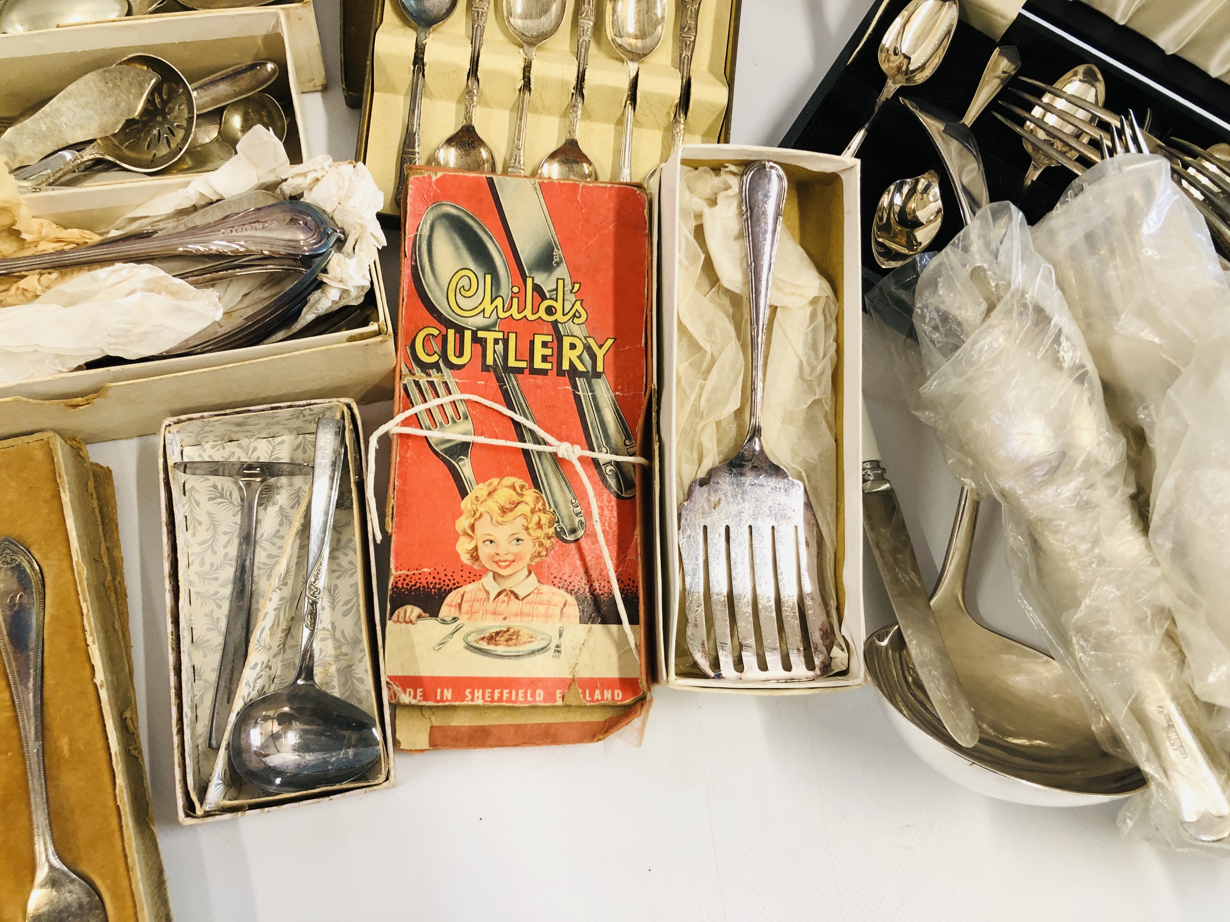 A LARGE BOX OF ASSORTED SILVER PLATED CUTLERY TO INCLUDE BOXED AND LOOSE EXAMPLES. - Image 9 of 9