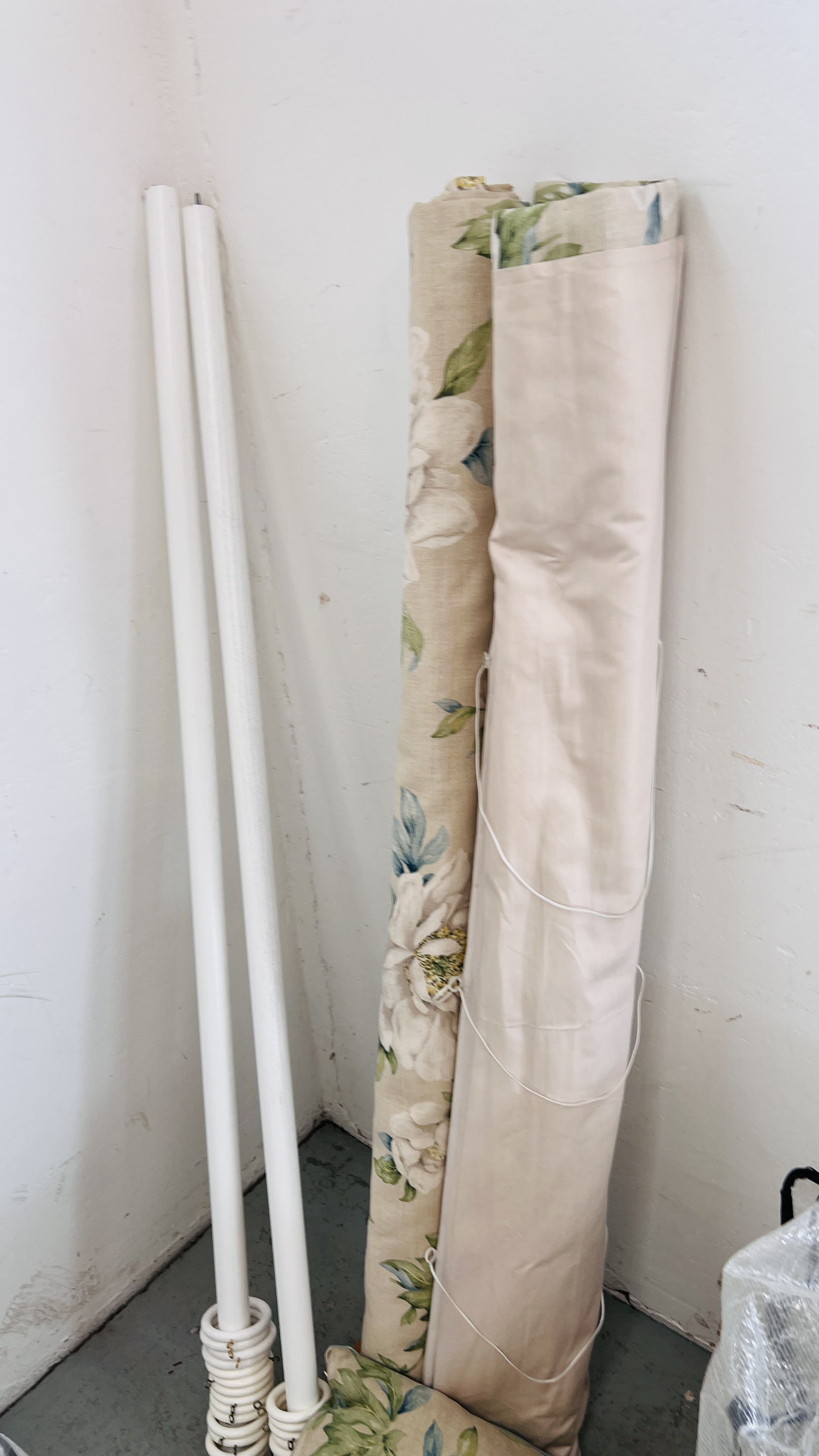 A PAIR OF LAURA ASHLEY LARGE LINEN FLORAL DECORATED LINED CURTAINS 219CM L X 135 CM W ALONG WITH - Image 7 of 7