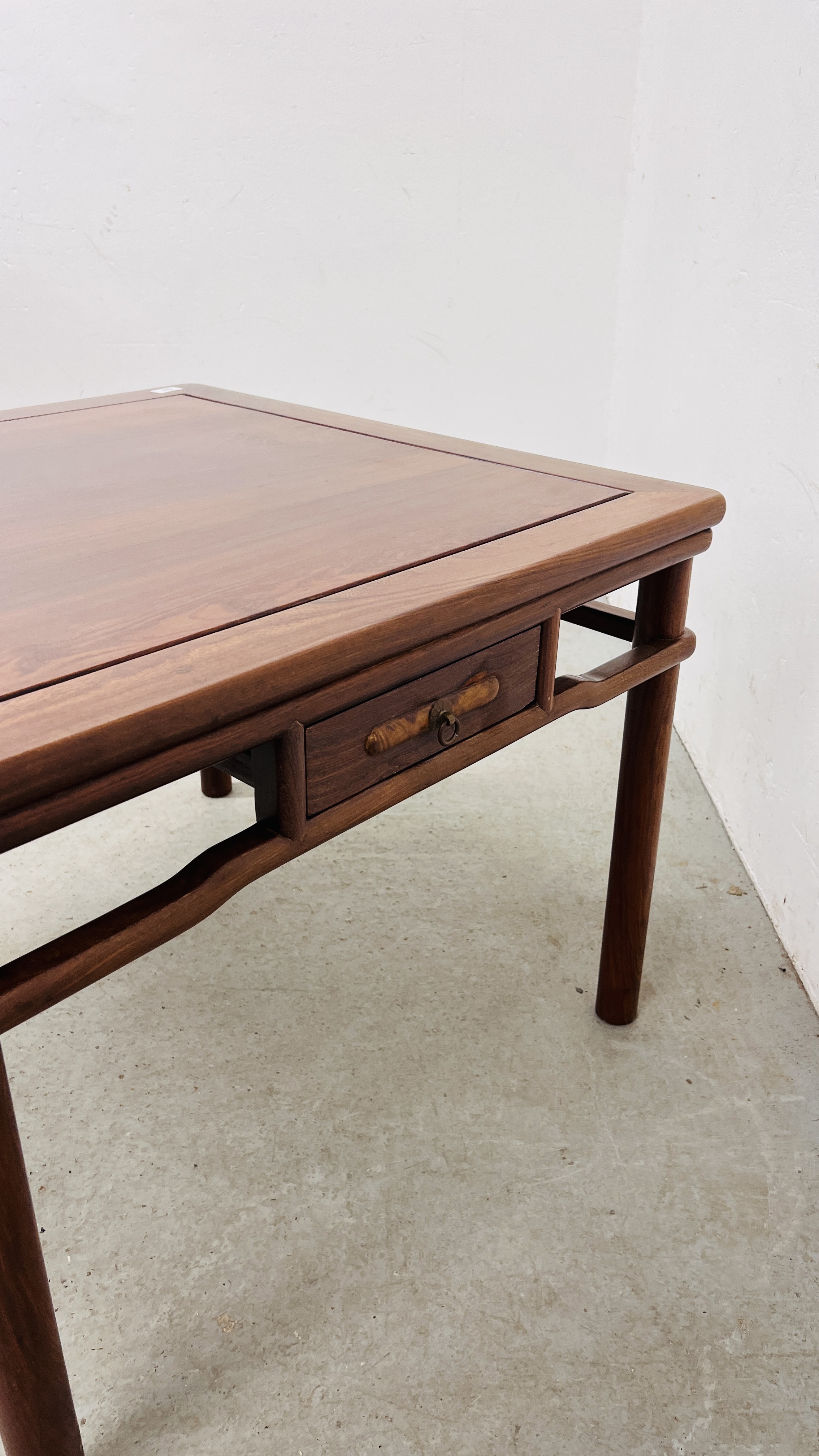 AN ORIENTAL SQUARE HARDWOOD FOUR DRAWER COFFEE / OCCASIONAL TABLE. - Image 7 of 8