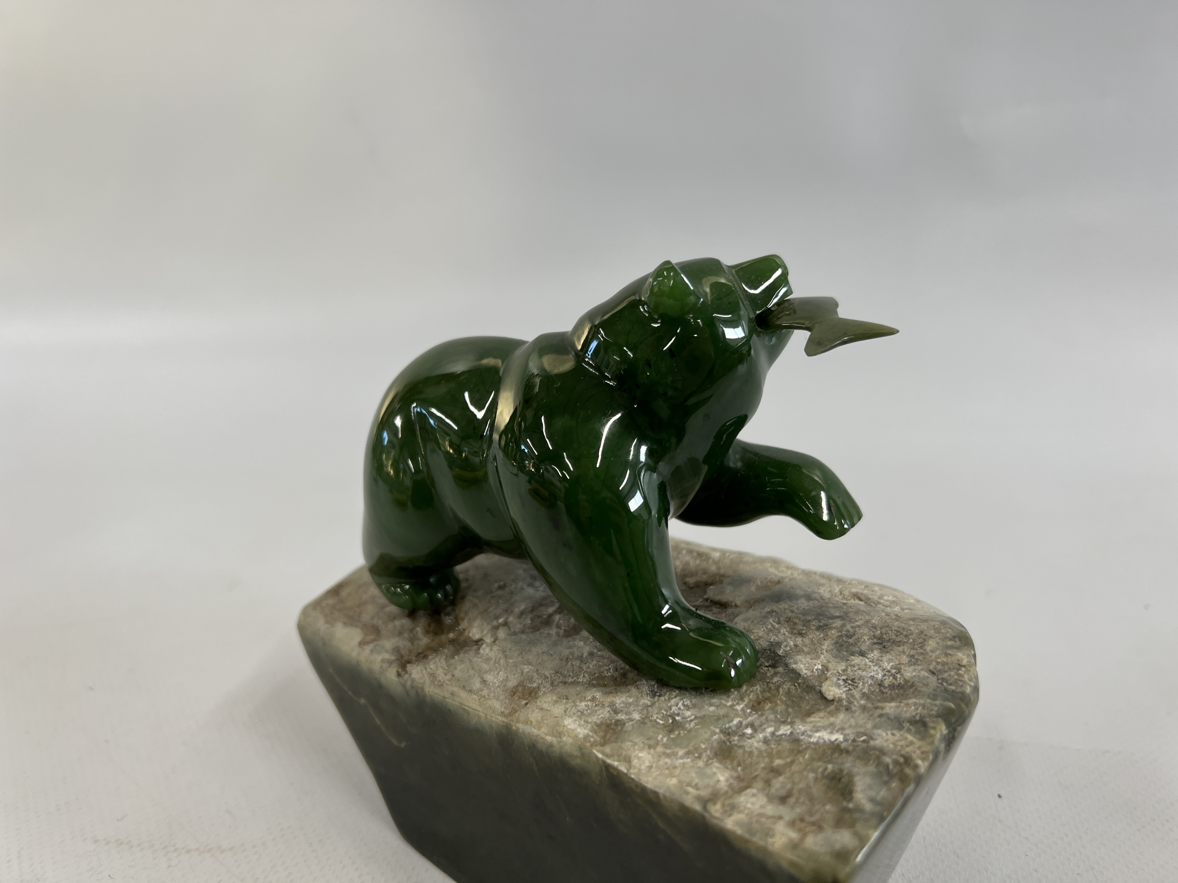 A B.C. JADE CARVING SIGNED BY CANADIAN ARTIST "TONY WU" FEATURES A BEAR - Image 4 of 9