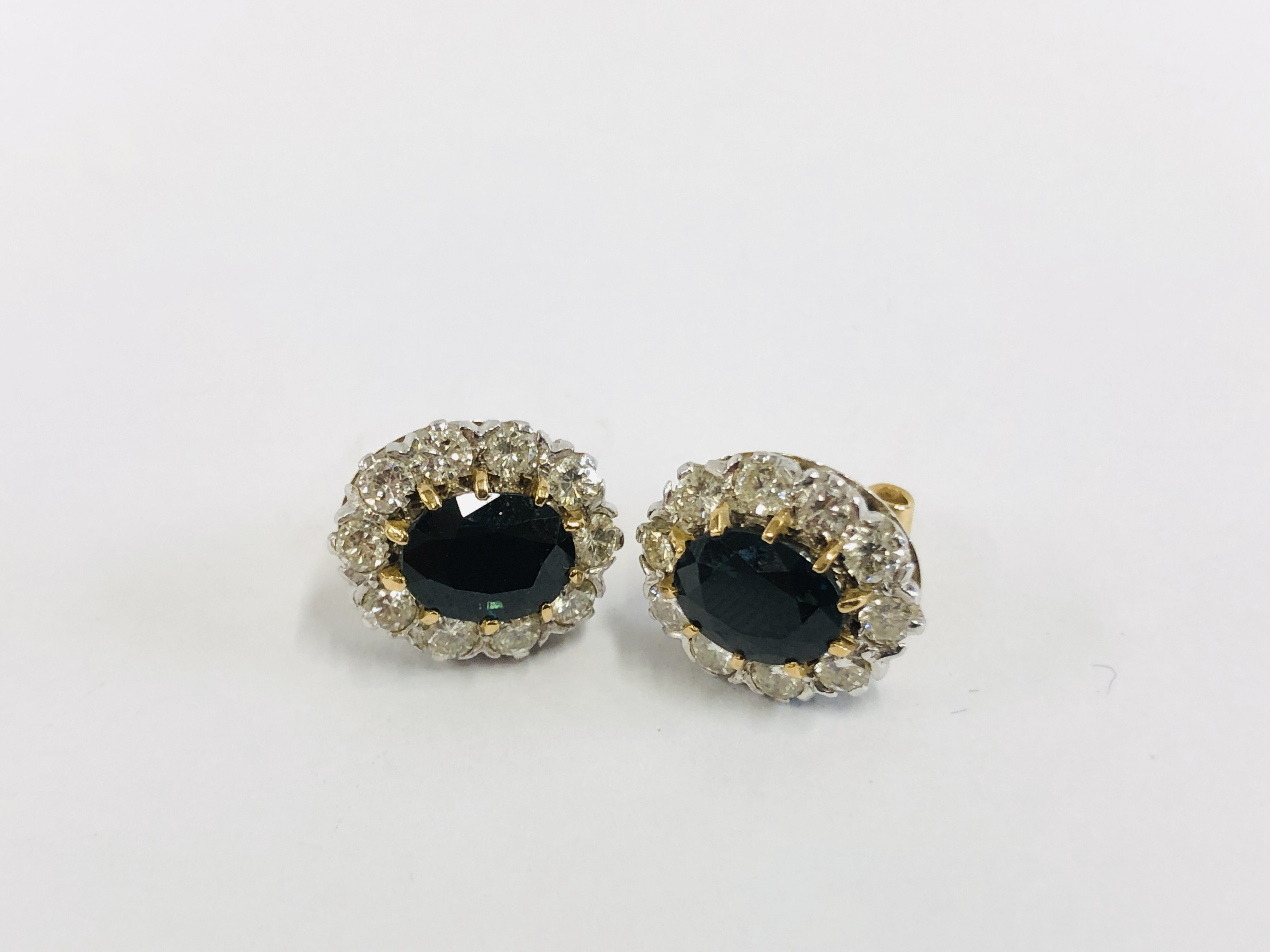 A PAIR OF YELLOW AND WHITE METAL DIAMOND AND GREEN STONE SET EARRINGS, - Image 6 of 7