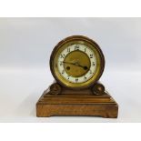 AN ANTIQUE AMERICAN STYLE MAHOGANY CASED MANTEL CLOCK WITH ENAMELLED DIAL AND KEY - H 27CM.