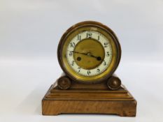 AN ANTIQUE AMERICAN STYLE MAHOGANY CASED MANTEL CLOCK WITH ENAMELLED DIAL AND KEY - H 27CM.