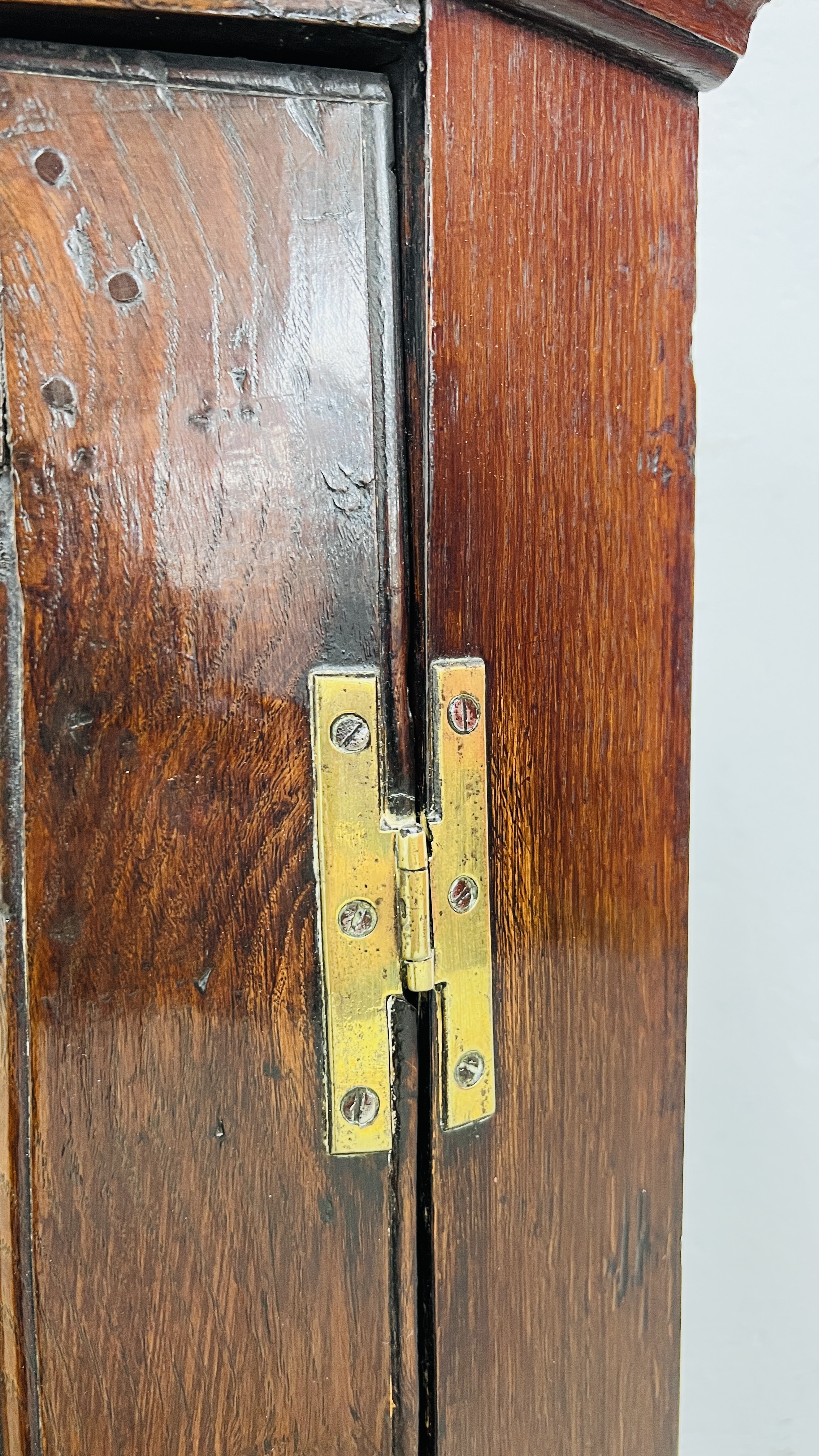 AN ANTIQUE OAK WALL HANGING CORNER CUPBOARD, THE INTERIOR FITTED WITH SHAPED SHELVES - W 60CM. - Image 5 of 8