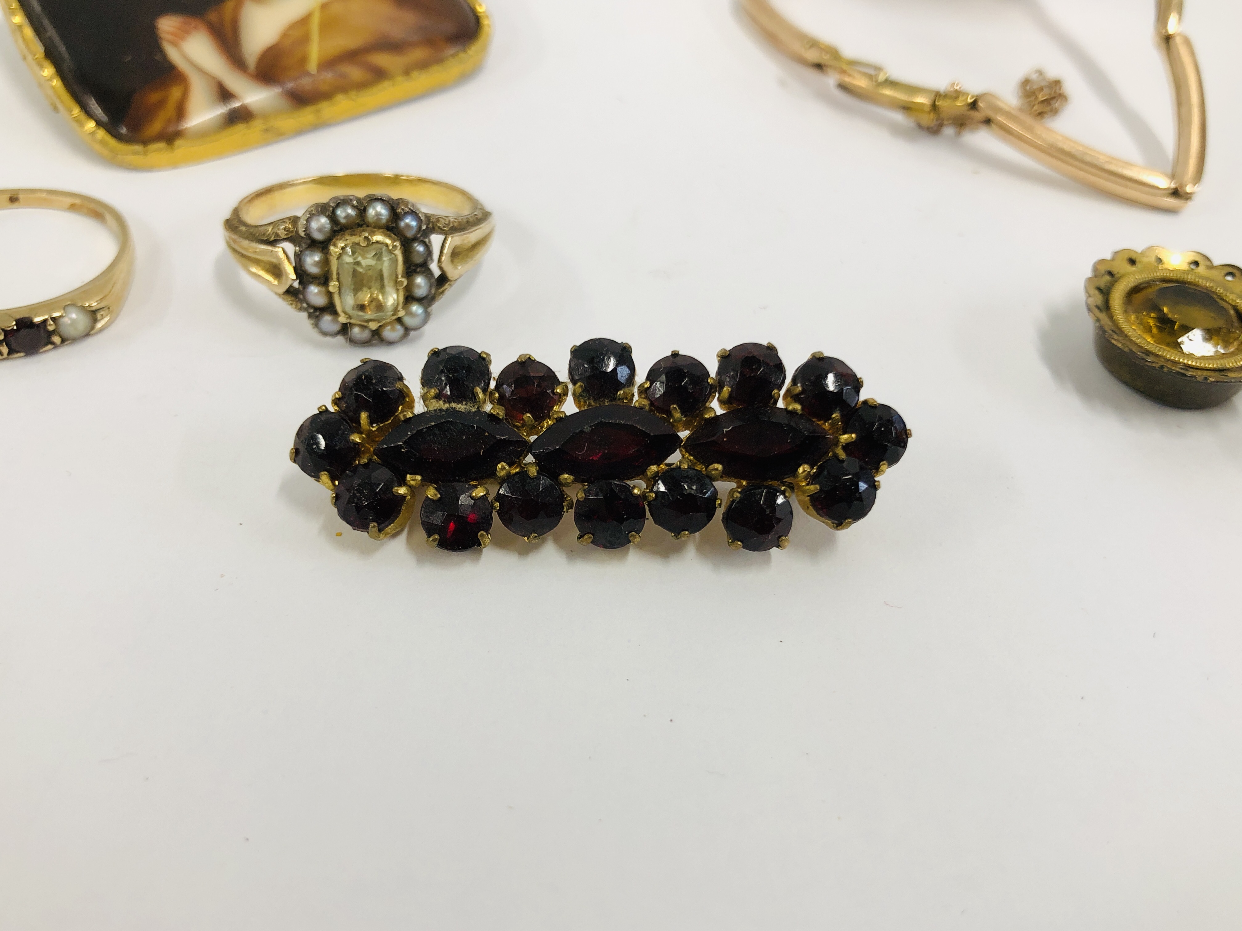 A 9CT GOLD GARNET AND SEED PEARL SET RING SIZE Q/R, - Image 8 of 11