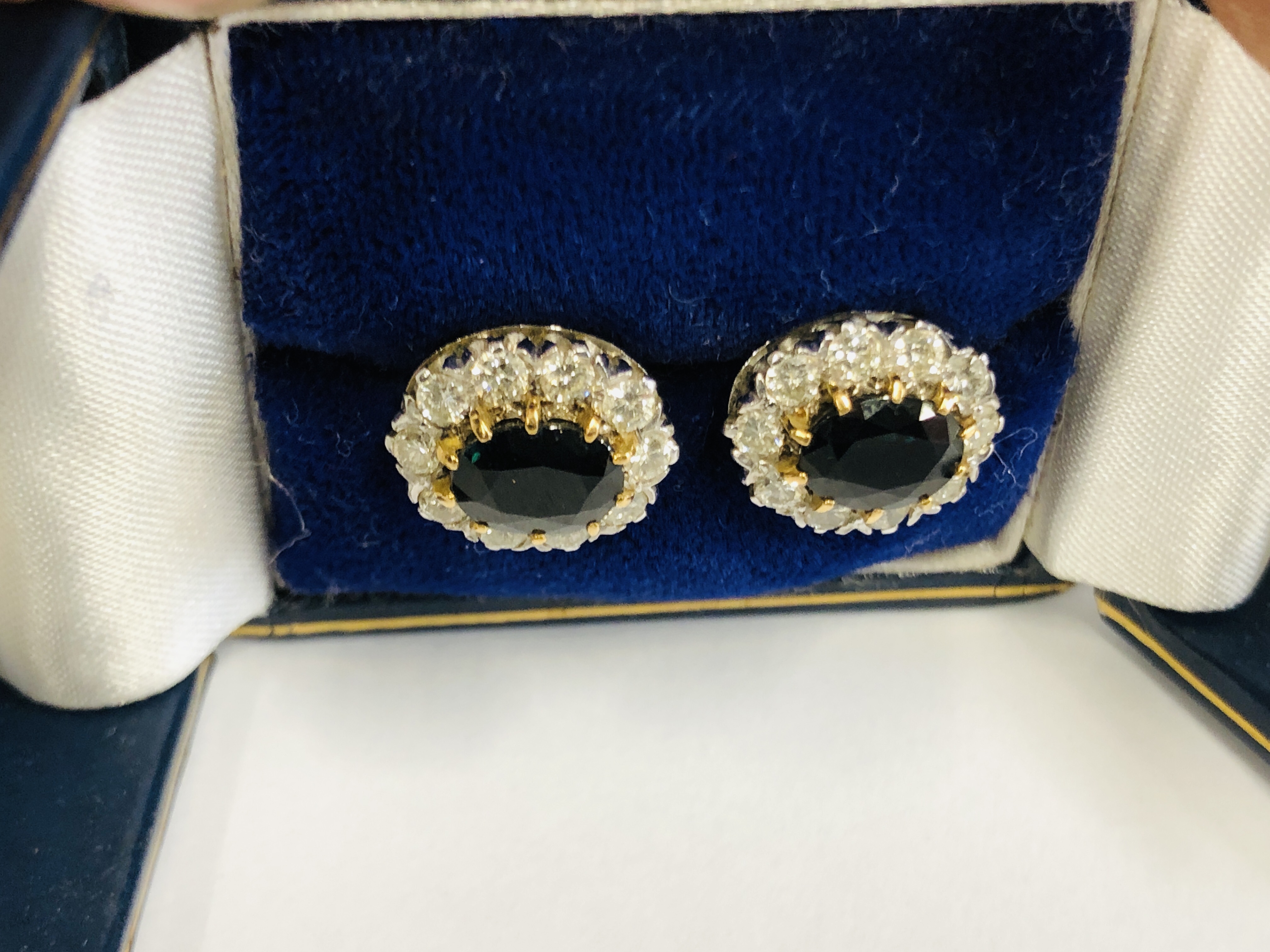 A PAIR OF YELLOW AND WHITE METAL DIAMOND AND GREEN STONE SET EARRINGS, - Image 4 of 7