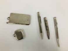 A GROUP OF SILVER ITEMS TO INCLUDE TWO PROPELLING PENCILS, ONE OF WHICH IS MARKED ROLLED SILVER,