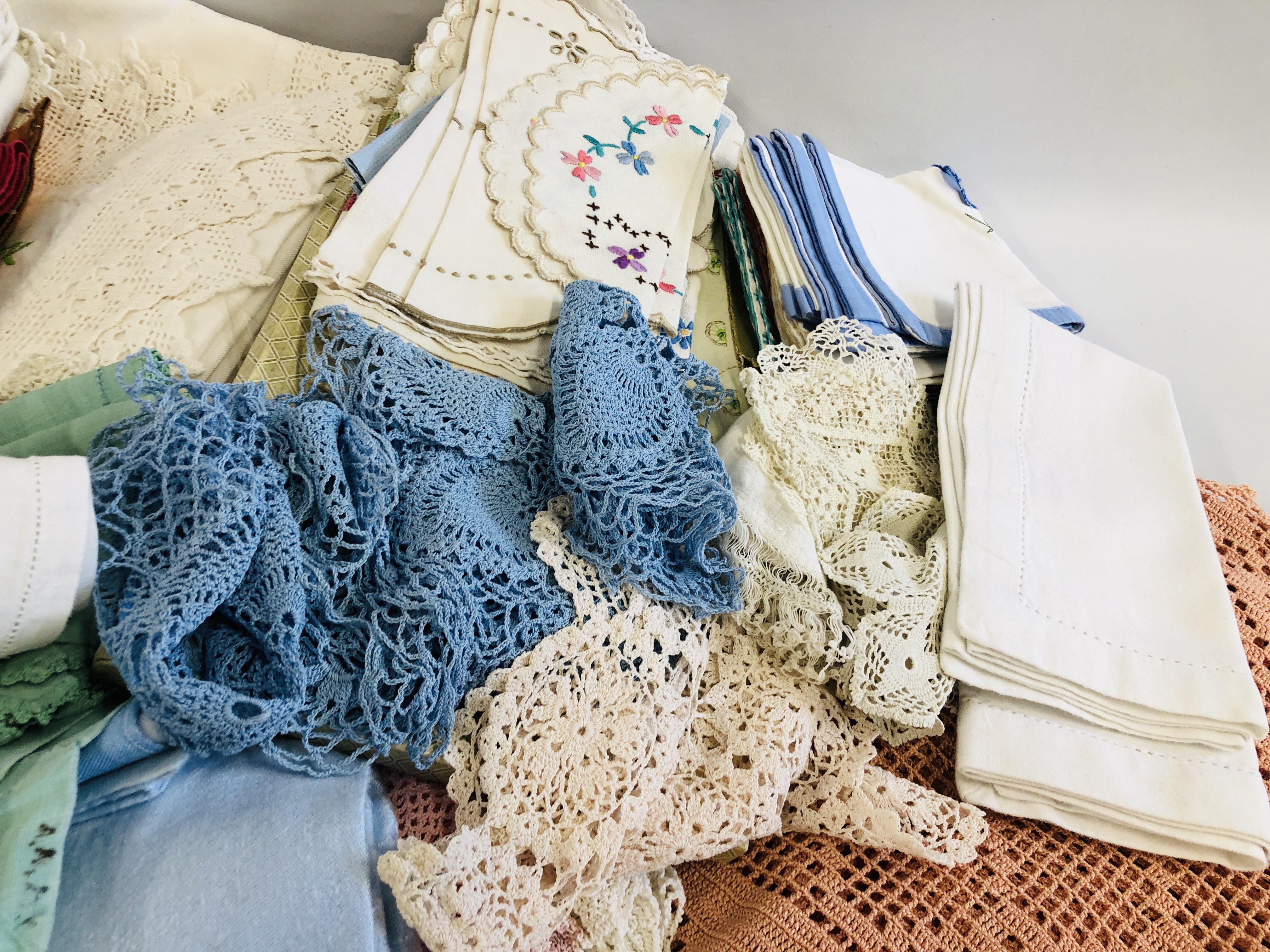 A BOX OF ASSORTED LINEN AND LACE TO INCLUDE VINTAGE EXAMPLES. - Image 3 of 6