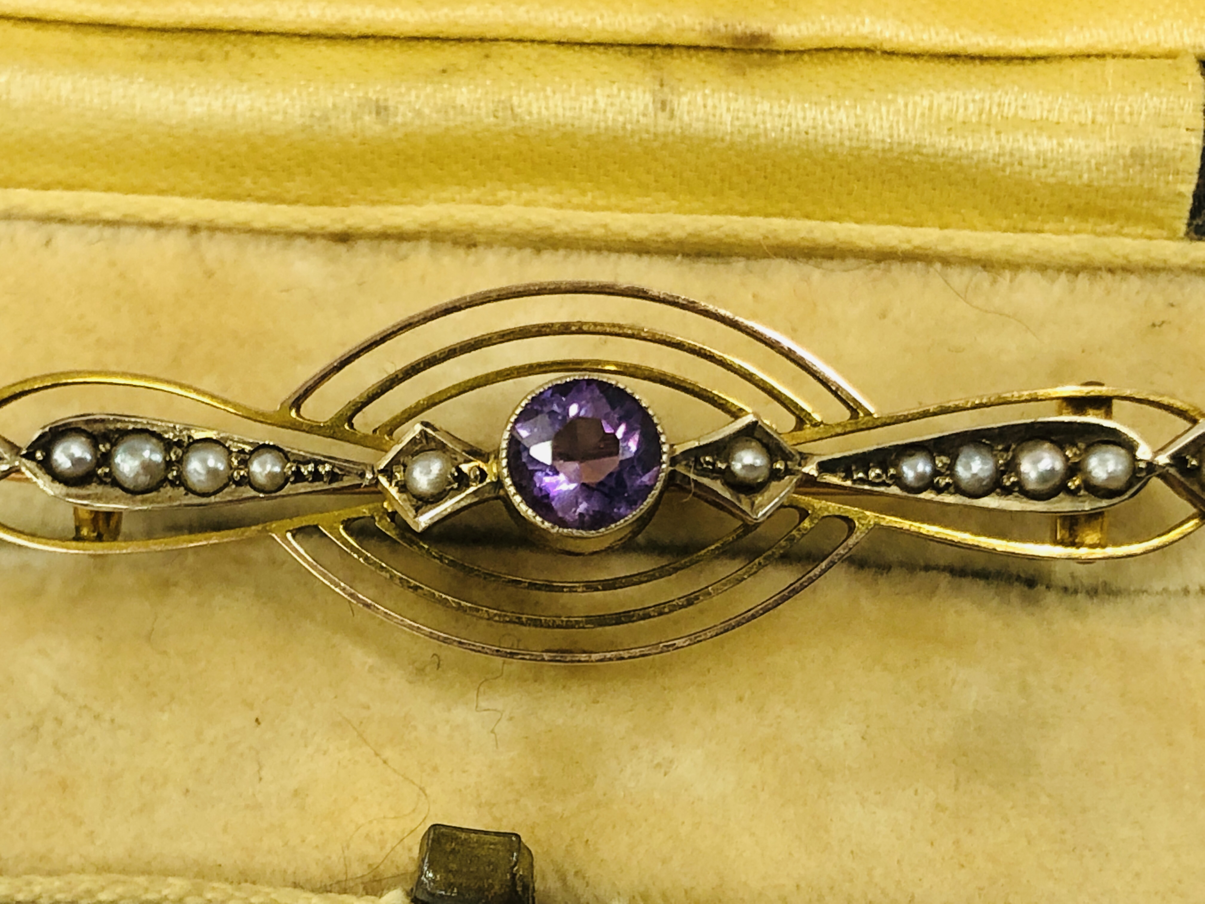 A VINTAGE 9CT BROOCH / PENDANT SET WITH CENTRAL AMETHYST AND SEED PEARLS IN A VINTAGE BOX MARKED - Image 4 of 6