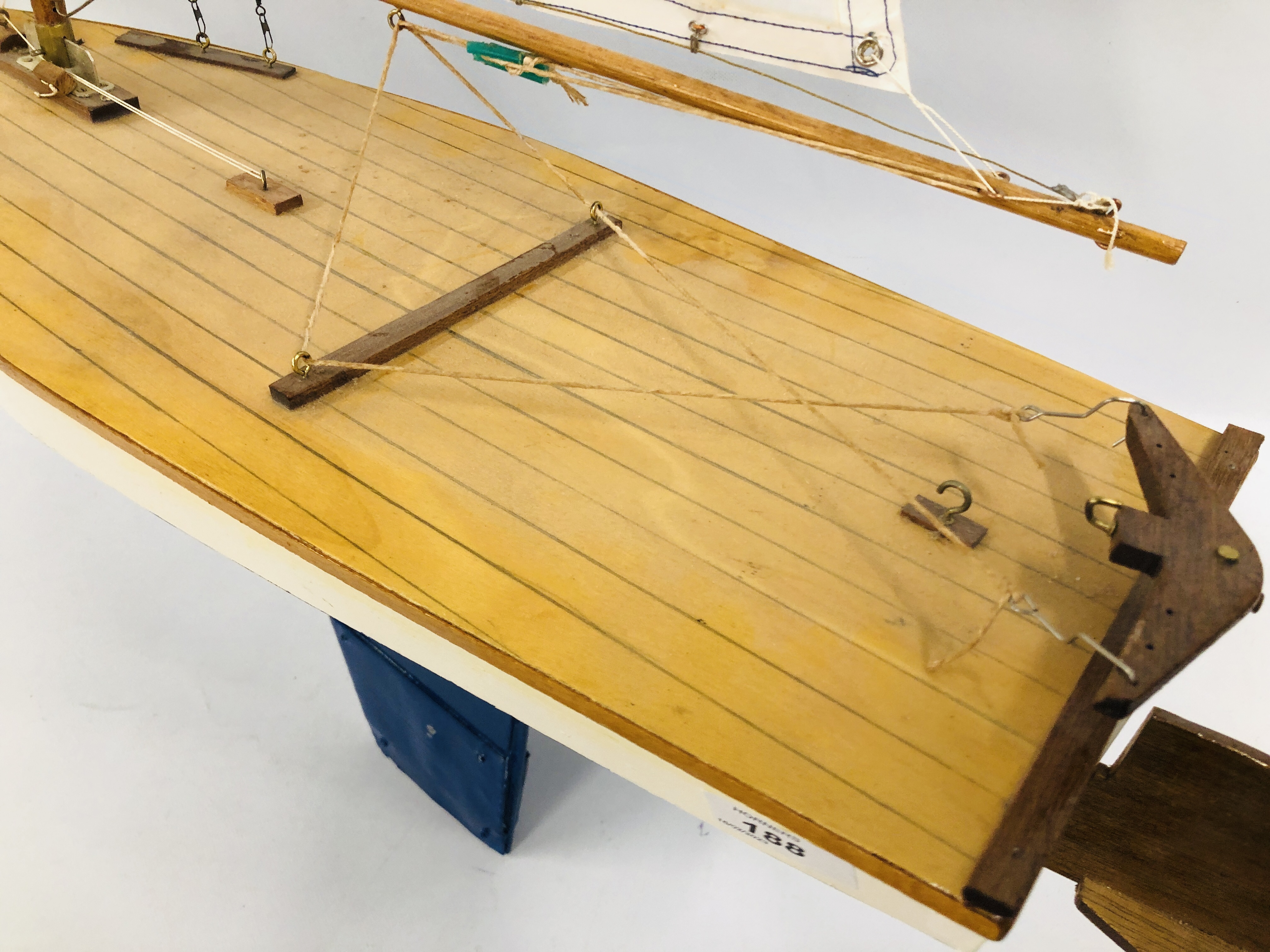 A HANDCRAFTED MODEL YACHT. - Image 5 of 7