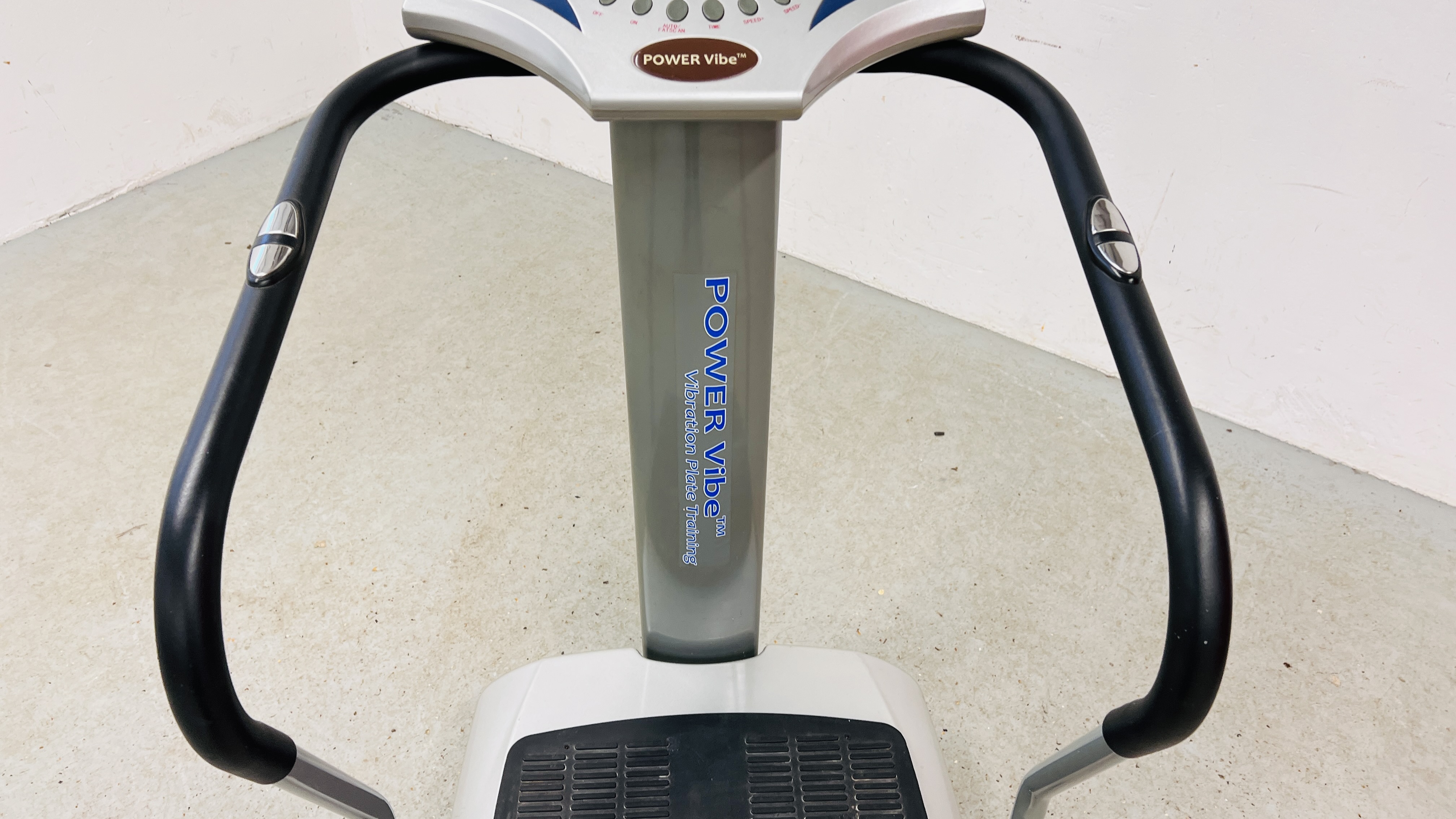 A POWER VIBE VIBRATION EXERCISE PLATE MODEL ORBUS DF2000 - SOLD AS SEEN. - Image 4 of 5