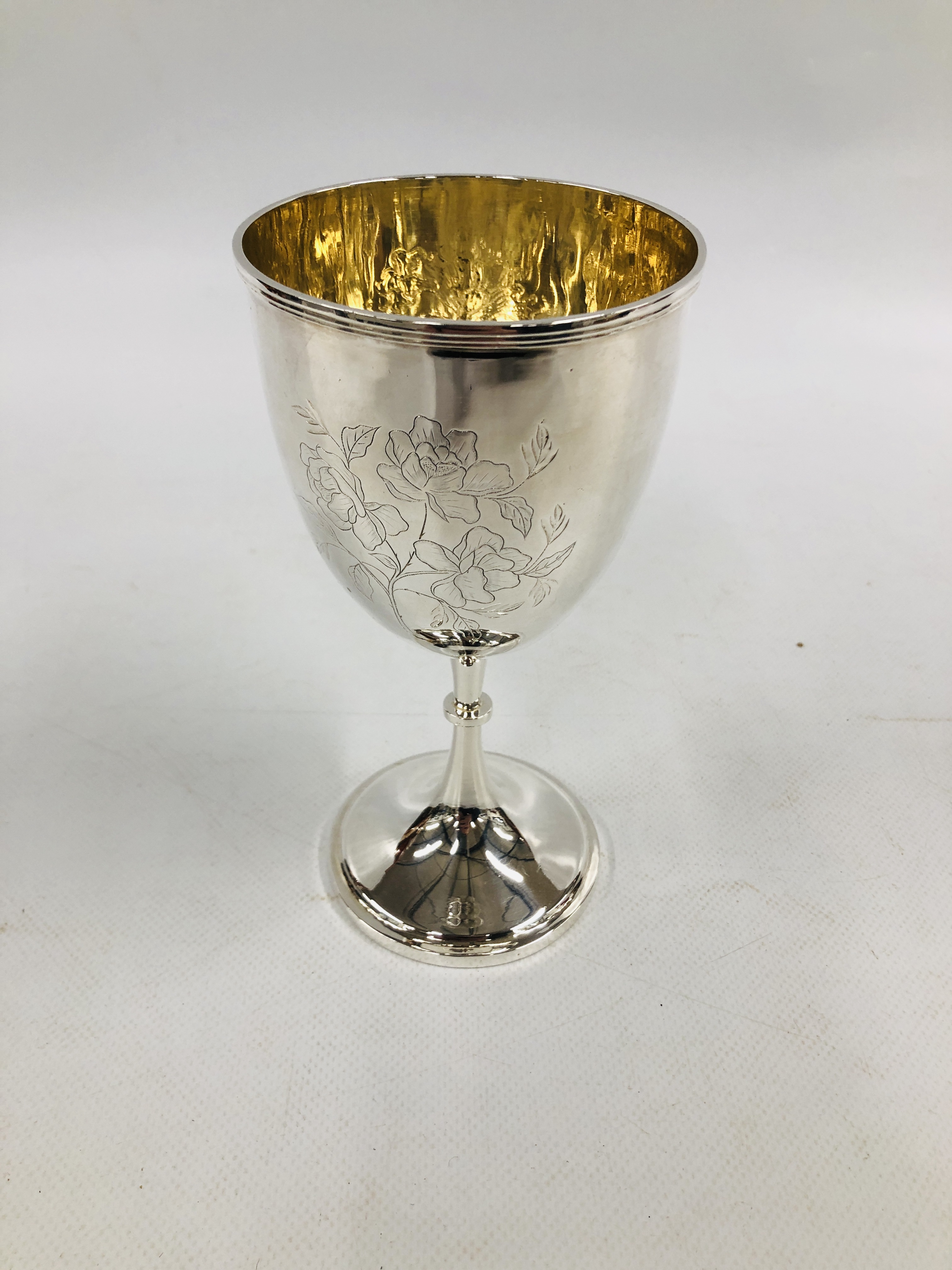 A WHITE METAL ENGRAVED GOBLET, BEARING IMPRESSED CHINESE MARKS TO BASE - H 17CM. - Image 5 of 7