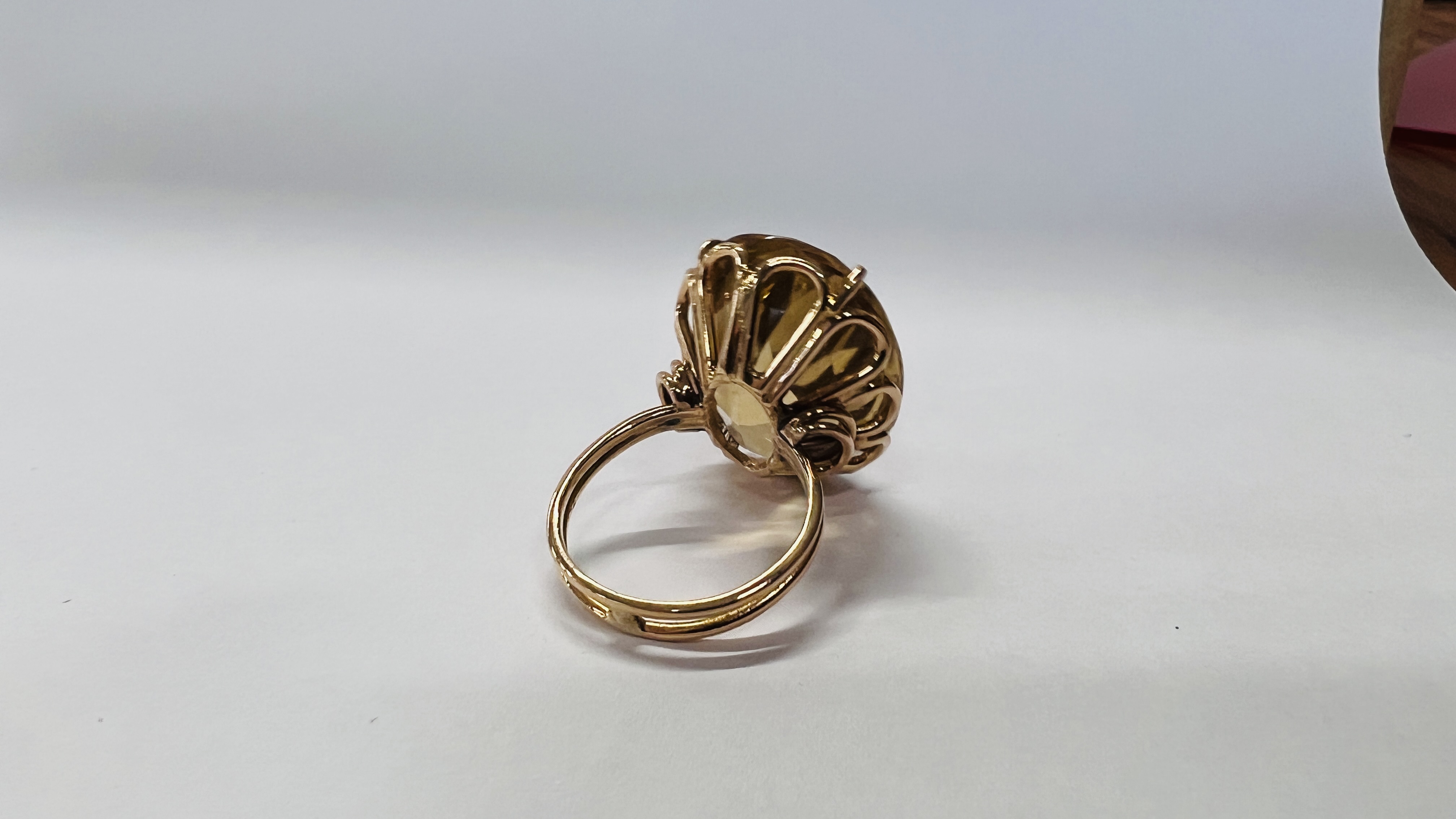 AN OVERSIZE AMBER COLOURED STONE SET DRESS RING, THE SHANK MARKED 750, SIZE M/N. - Image 2 of 4