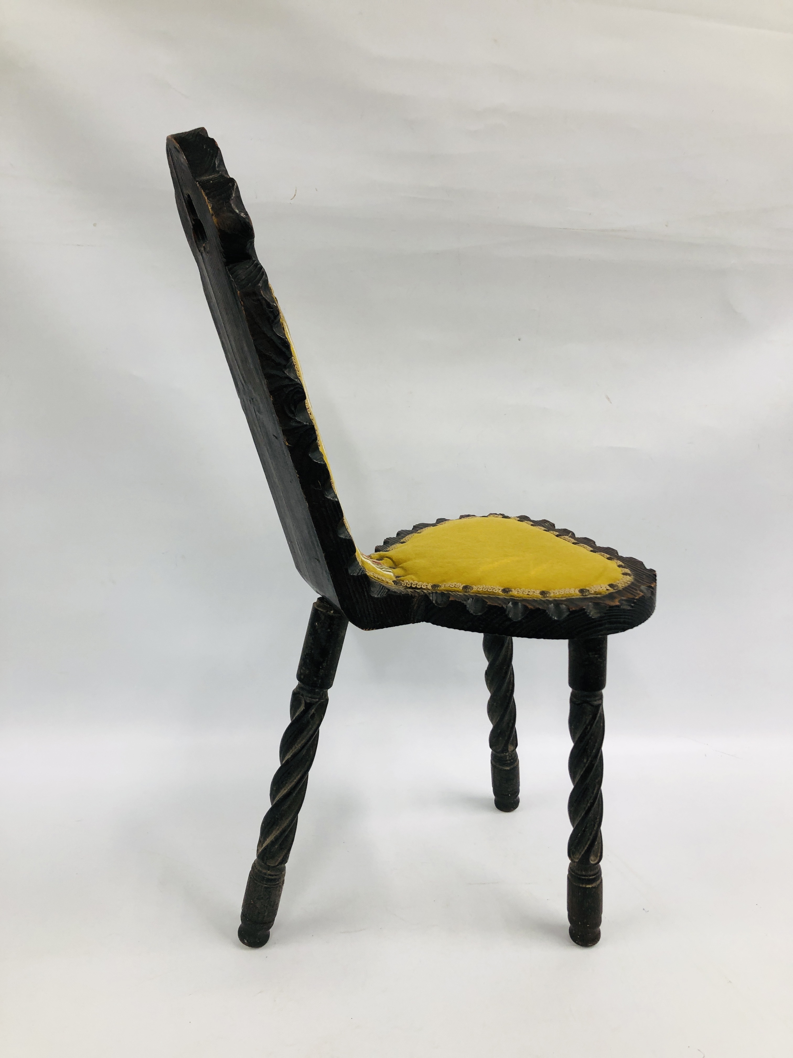 AN ARTS AND CRAFTS STYLE SPINNING CHAIR ON TURNED TRIPOD LEGS UPHOLSTERED WITH A NEEDLEWORK PANEL. - Image 5 of 5