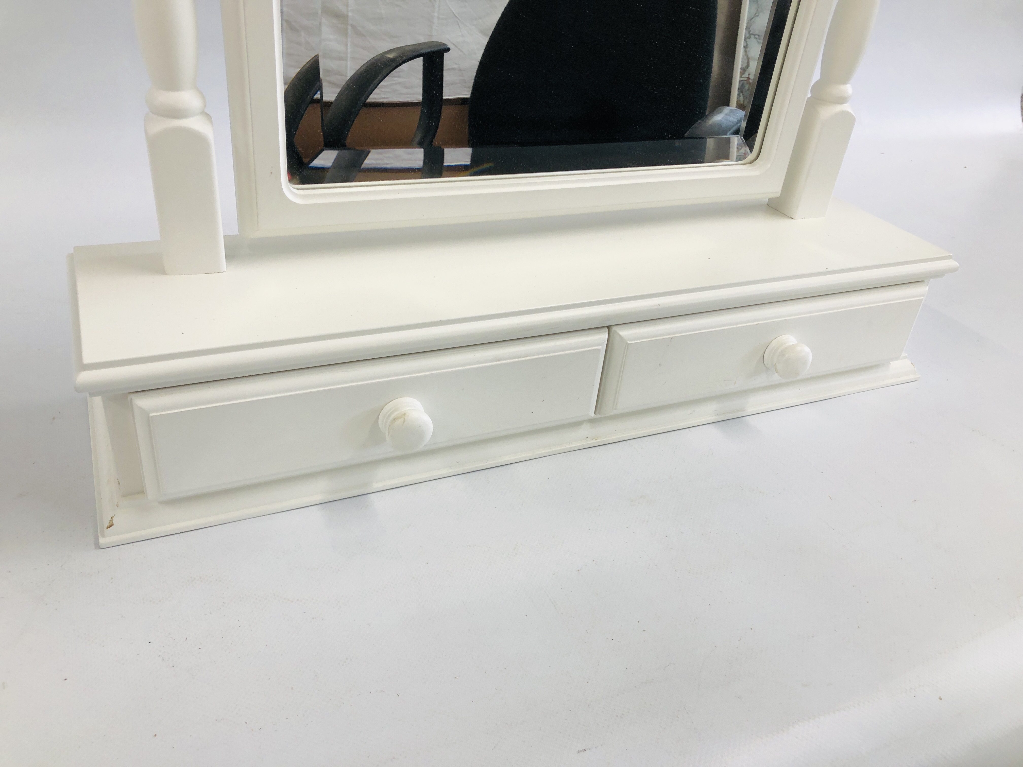 MODERN WHITE PAINTED TWO DRAWER DRESSING TABLE MIRROR. - Image 3 of 3