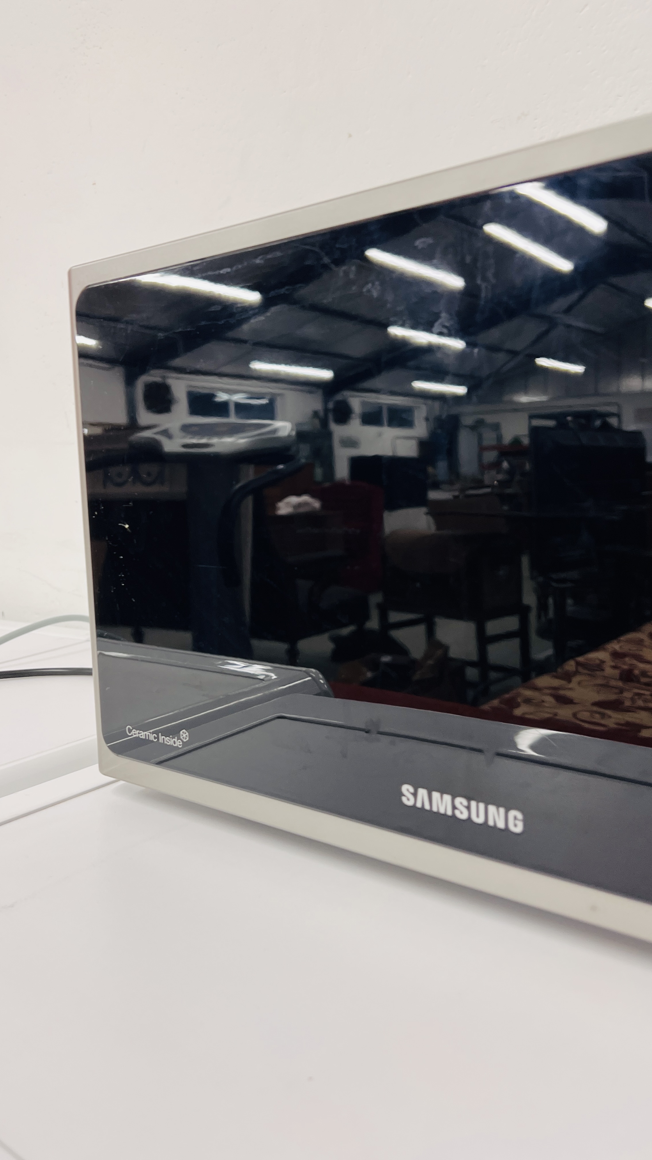 SAMSUNG MICROWAVE - SOLD AS SEEN. - Image 3 of 4