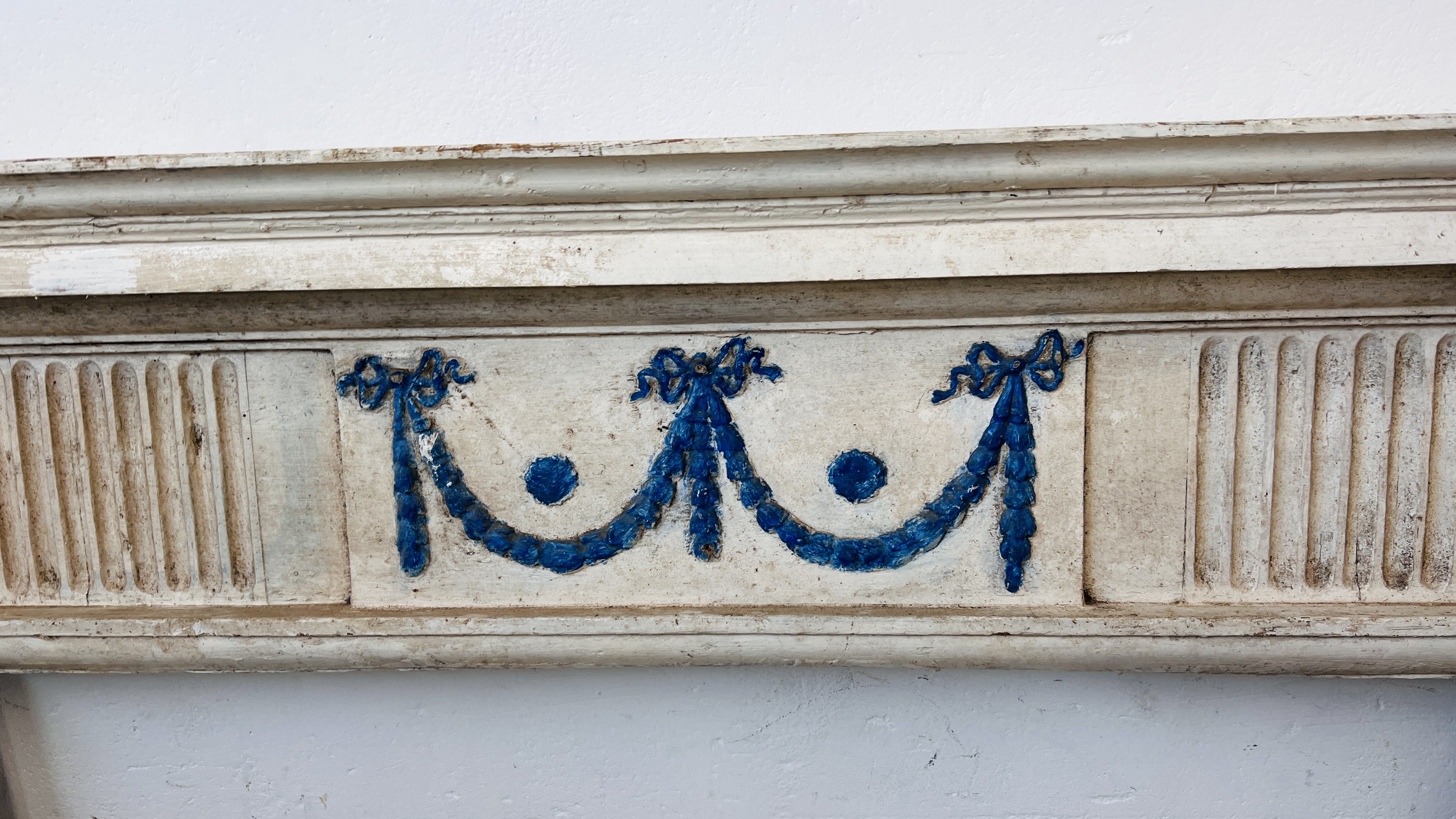 A WHITE PAINTED ANTIQUE FIRE SURROUND - OPENING WIDTH 105M. HEIGHT 93CM. - Image 3 of 8