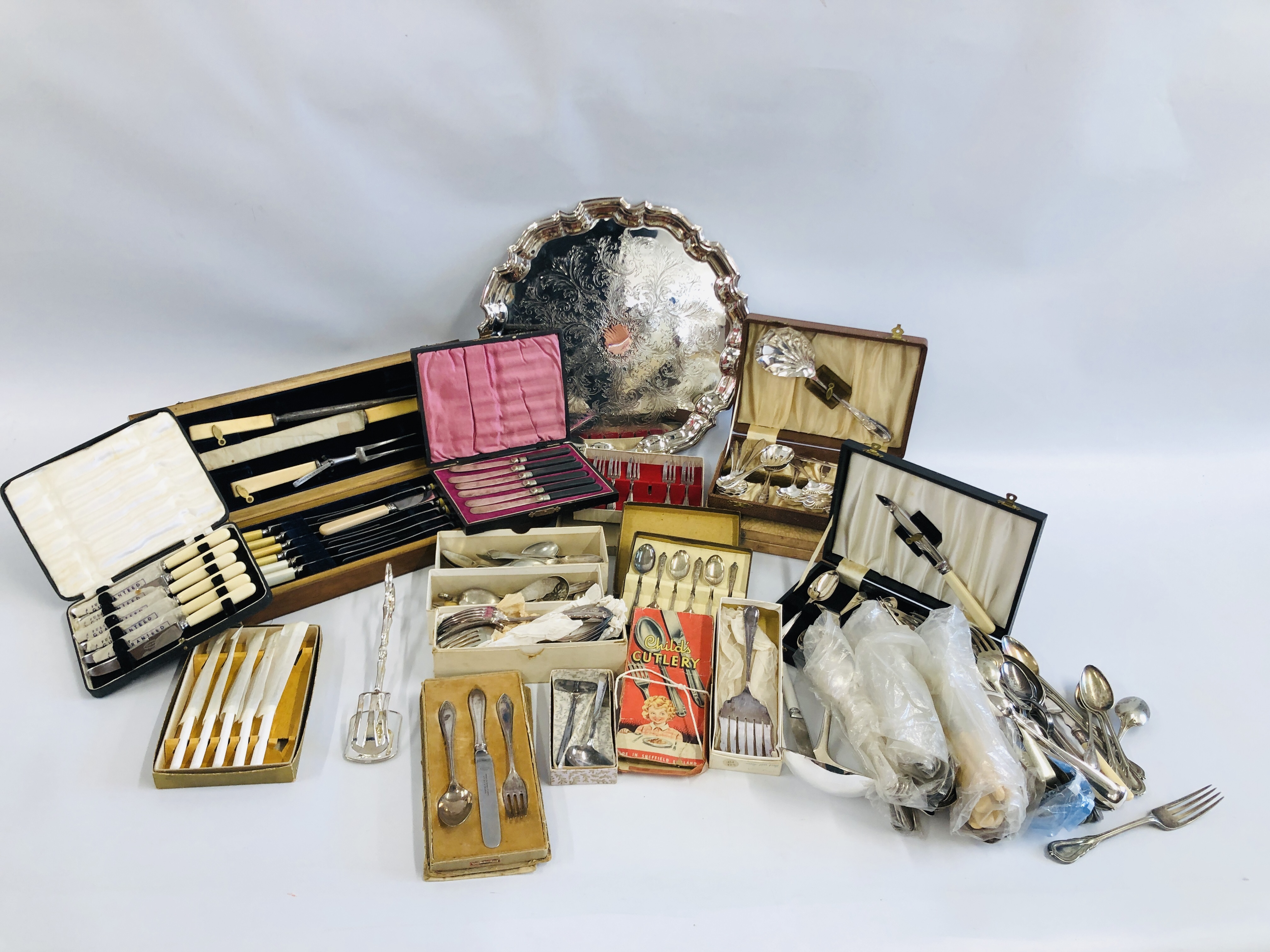 A LARGE BOX OF ASSORTED SILVER PLATED CUTLERY TO INCLUDE BOXED AND LOOSE EXAMPLES.