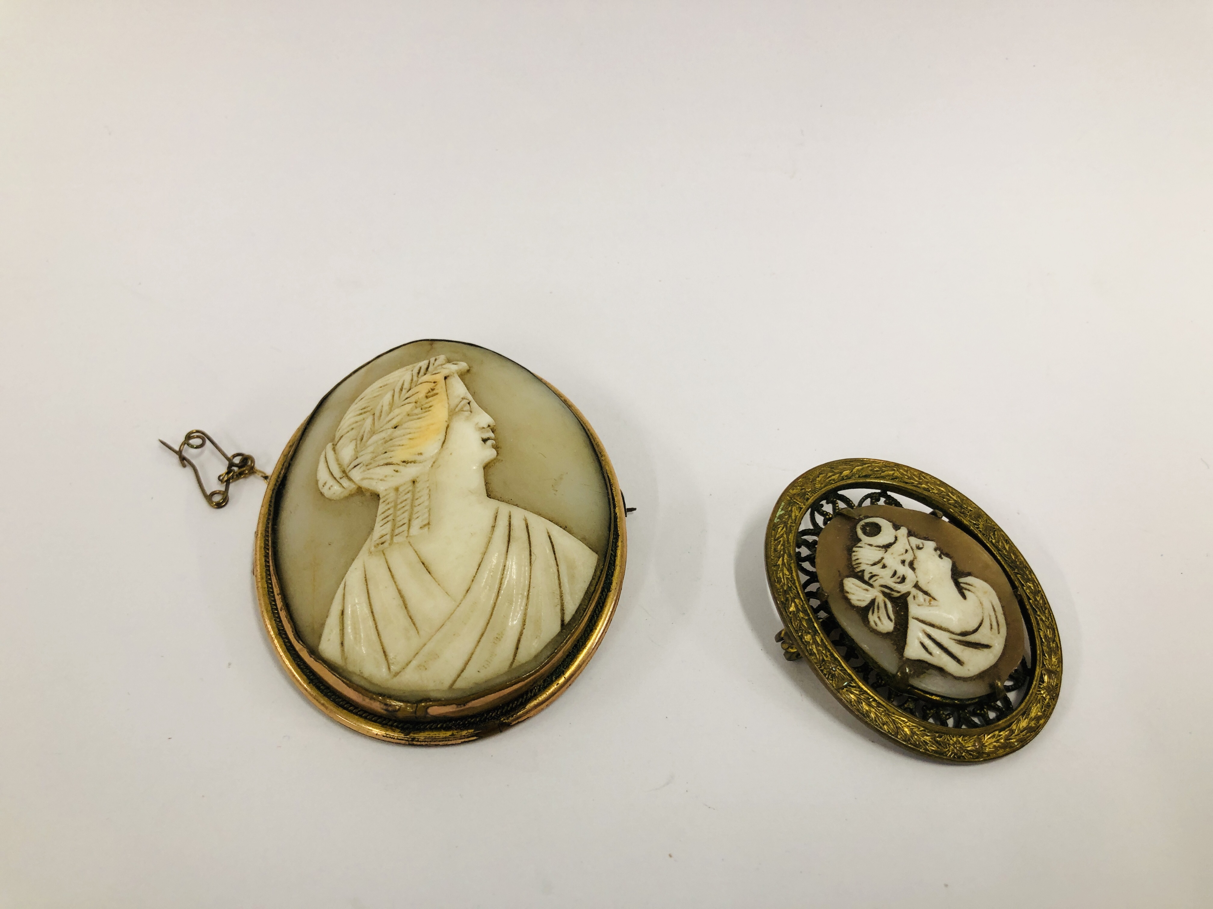 A VINTAGE CAMEO BROOCH IN AN OVAL MOUNT + ONE OTHER