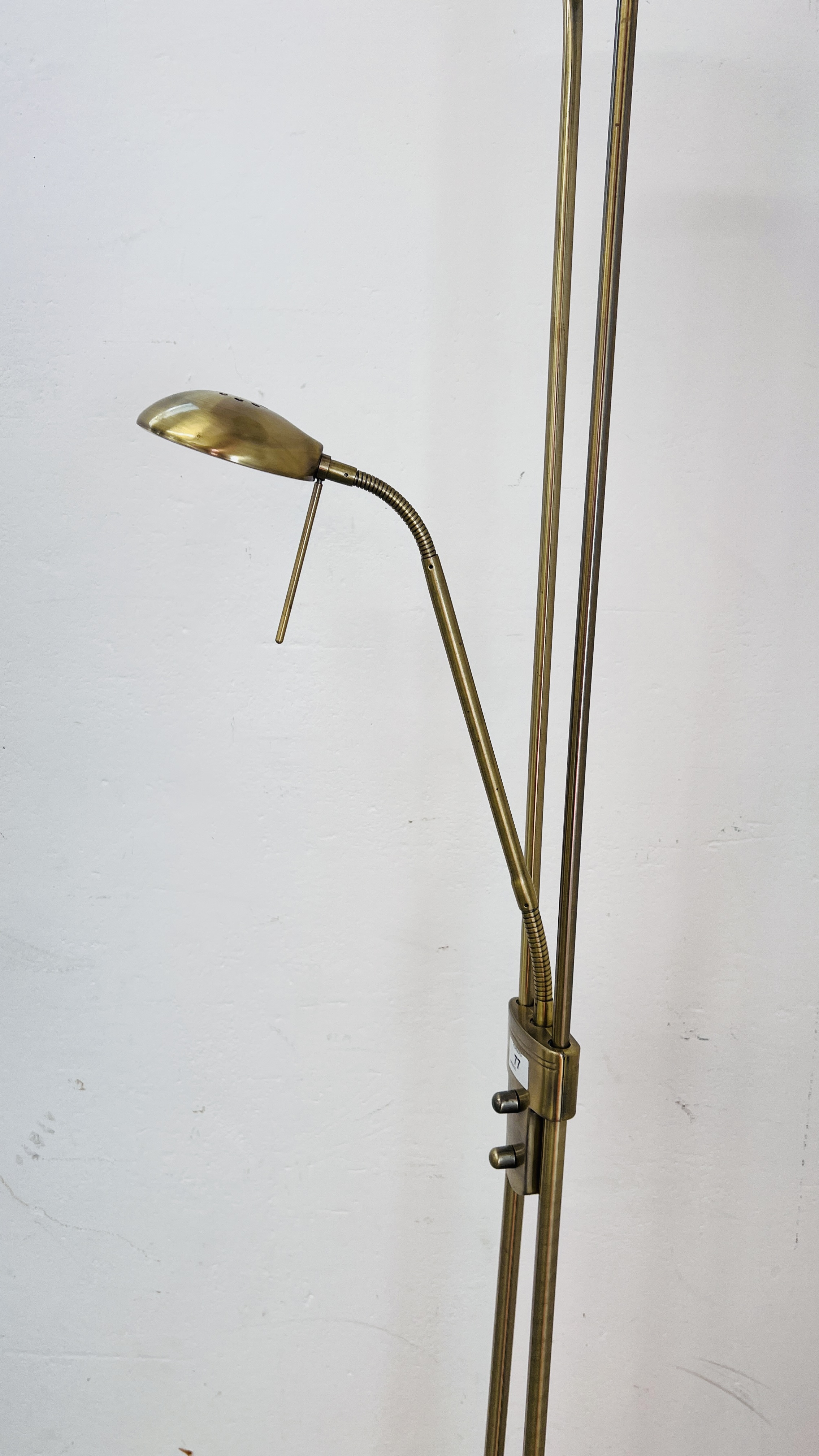 A PAIR OF MODERN BRASS EFFECT UPLIGHTERS WITH READING LIGHTS - SOLD AS SEEN. - Image 10 of 11