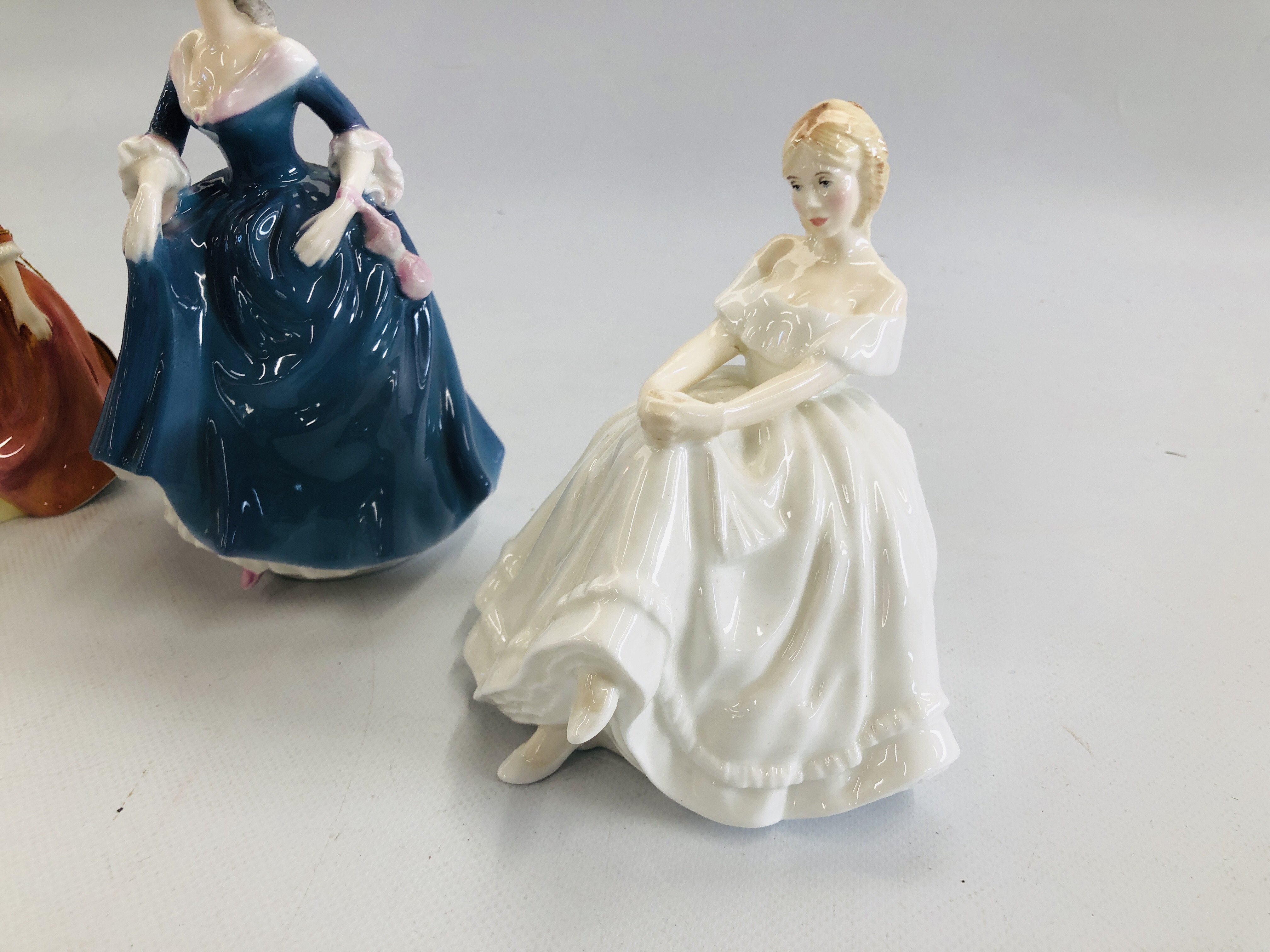 A GROUP OF THREE ROYAL DOULTON FIGURINES TO INCLUDE HEATHER HN 2956, DIANA HN 2468, - Image 2 of 11
