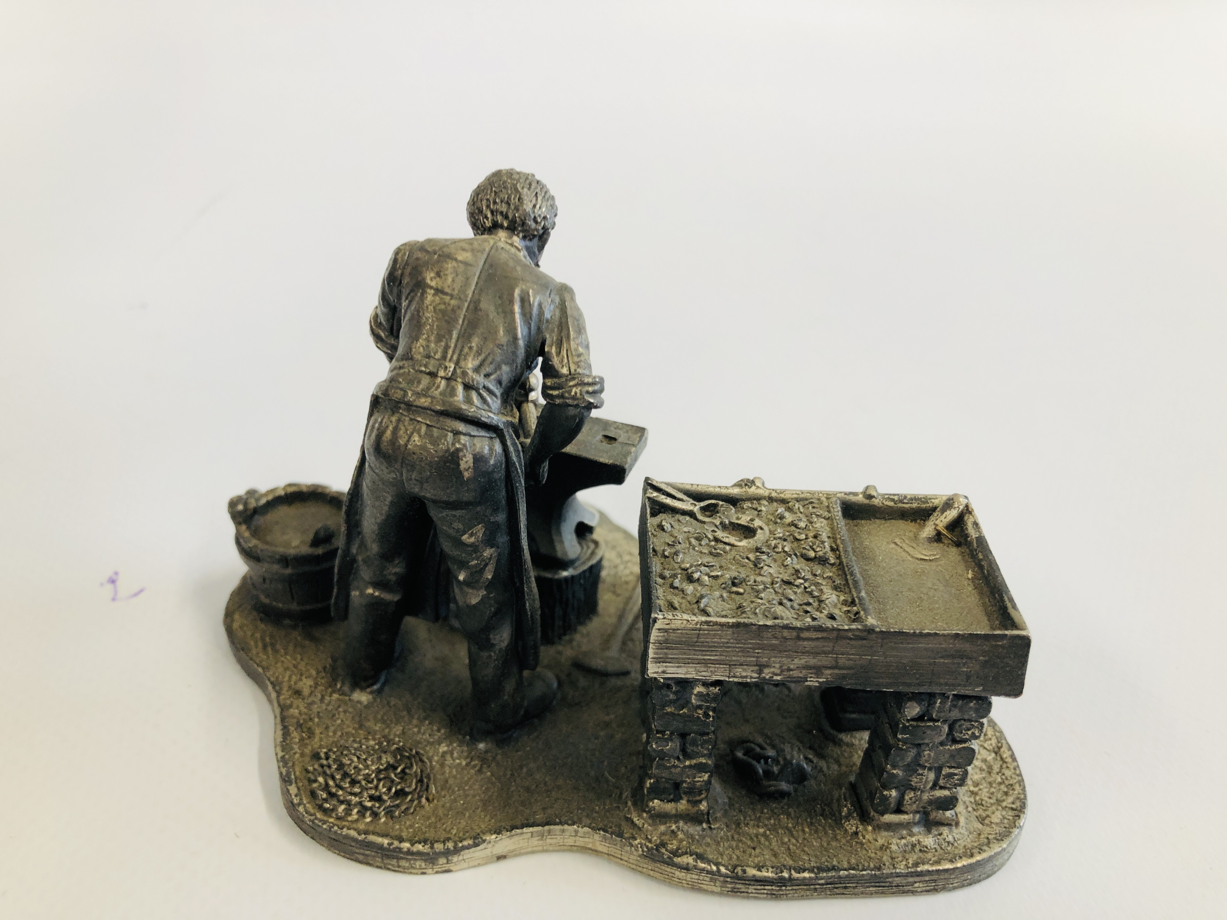 A MODERN BRONZED SCULPTURE OF A SEATED GENTLEMAN AGAINST A TREE STUMP ALONG WITH "THE LEONARDO - Image 3 of 8