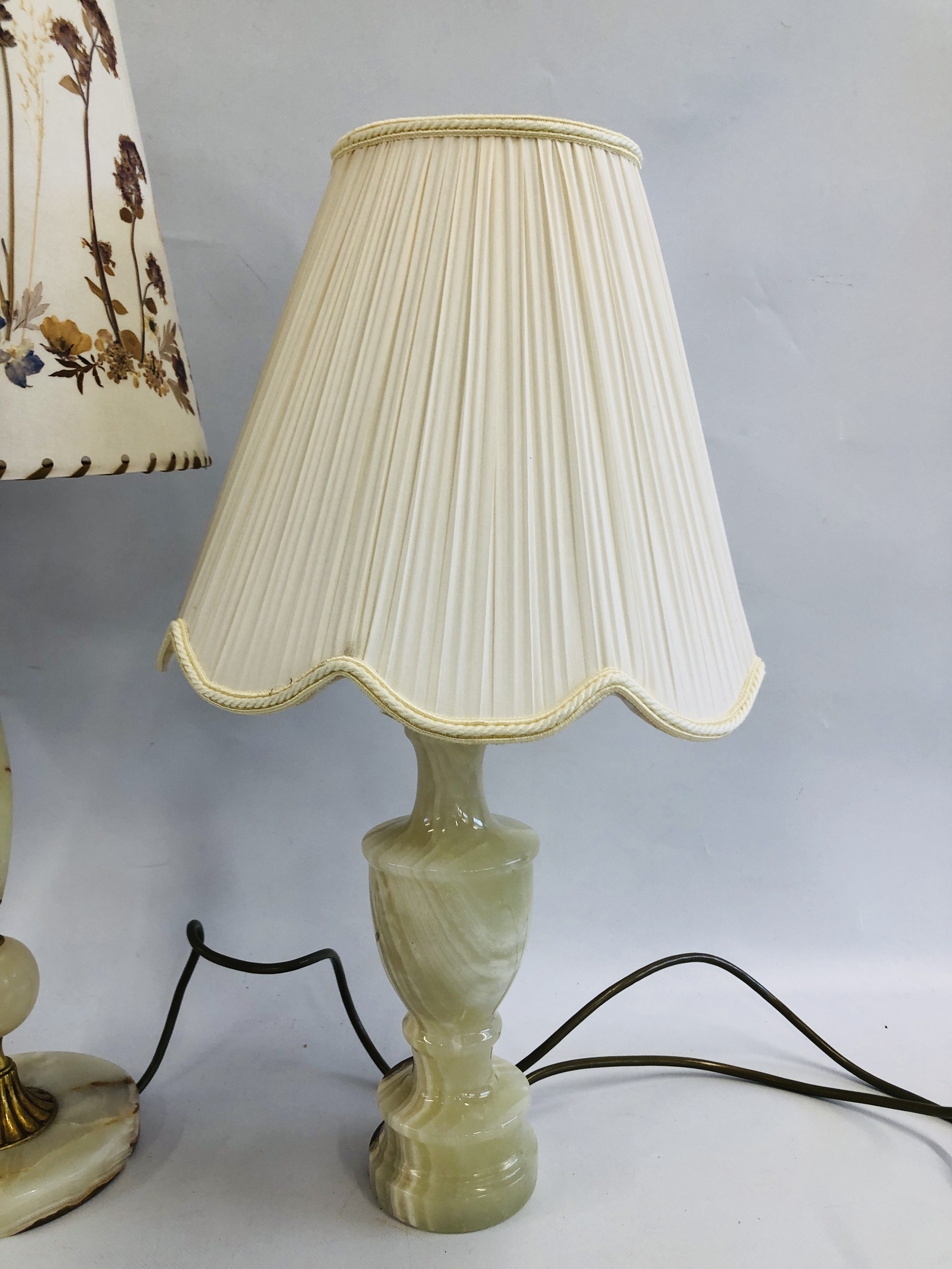 A GROUP OF THREE ONYX BASE TABLE LAMPS, - Image 5 of 6