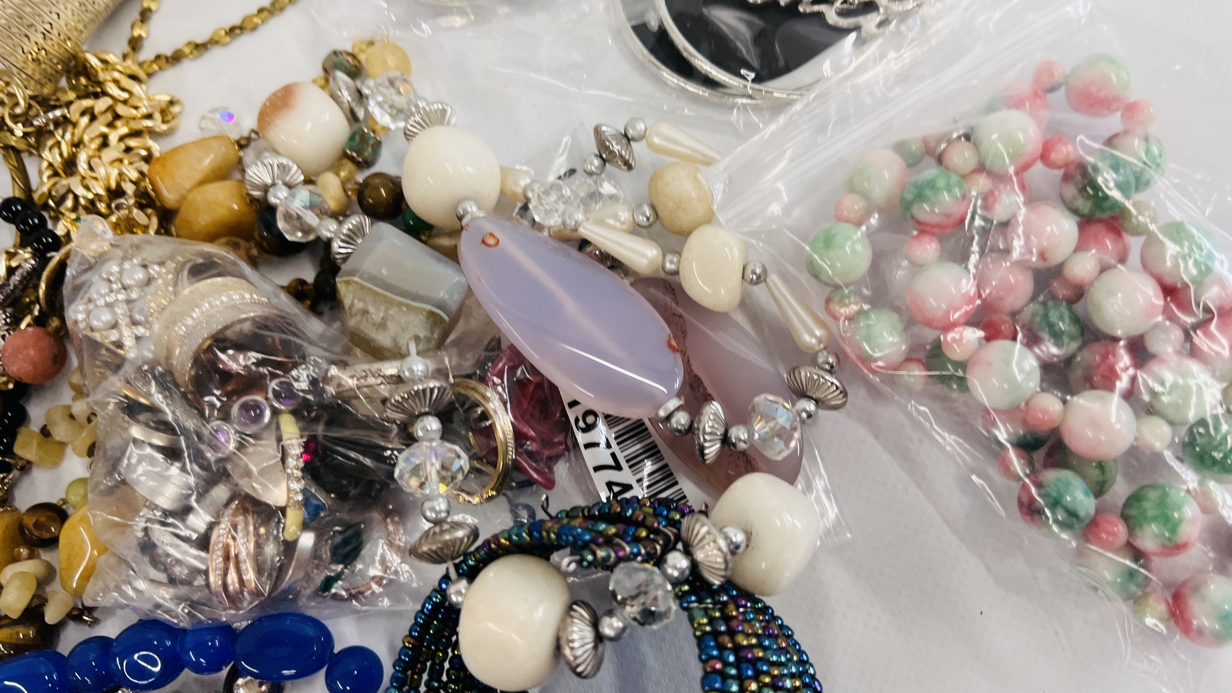 COLLECTION OF MIXED COSTUME JEWELLERY TO INCLUDE BEADS AND BANGLES ETC. - Image 3 of 11