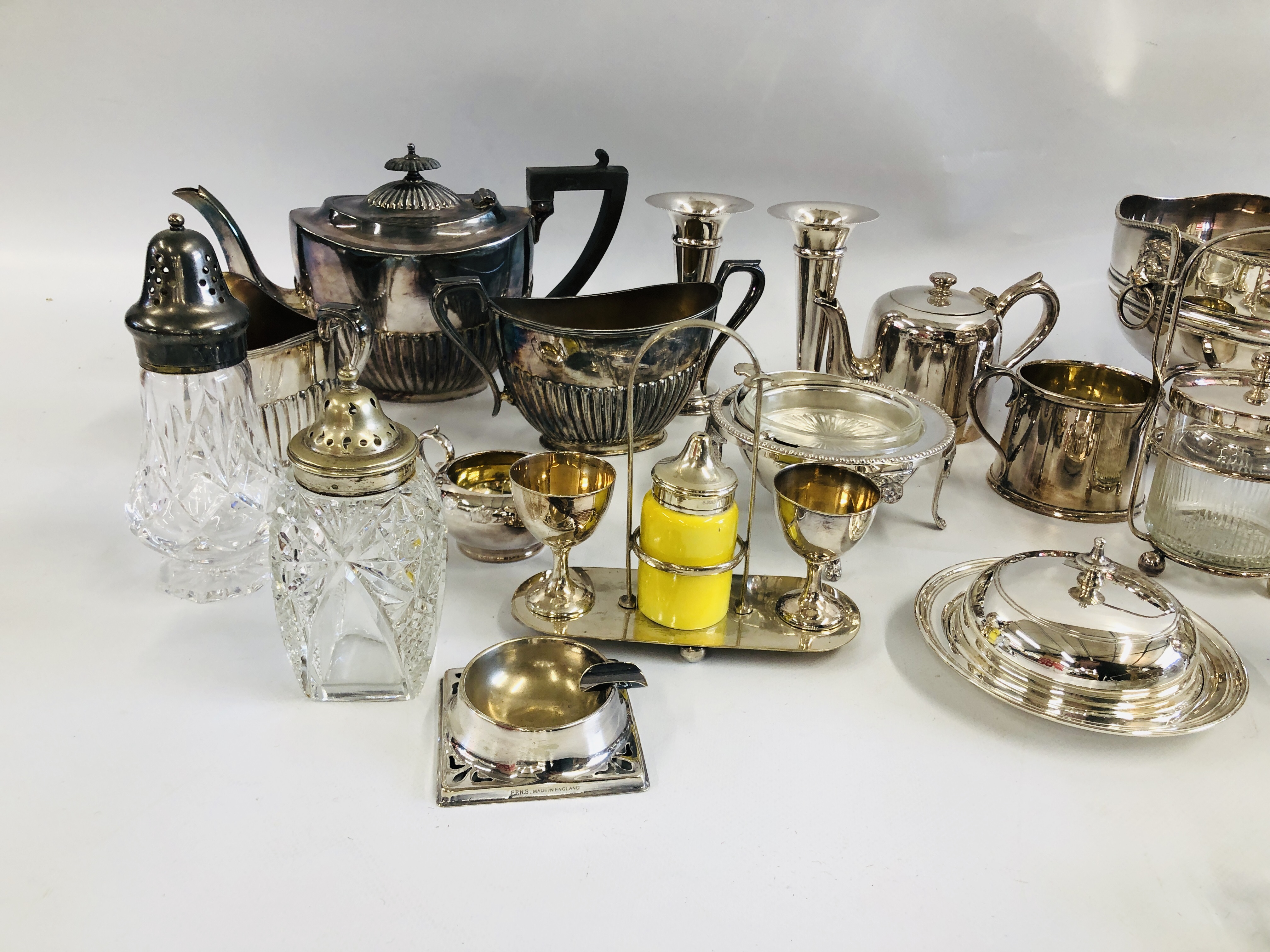 A GROUP OF ASSORTED MAINLY VINTAGE SILVER PLATED WARES TO INCLUDE CRUETS, TOAST RACK, ASH TRAYS, - Image 10 of 10