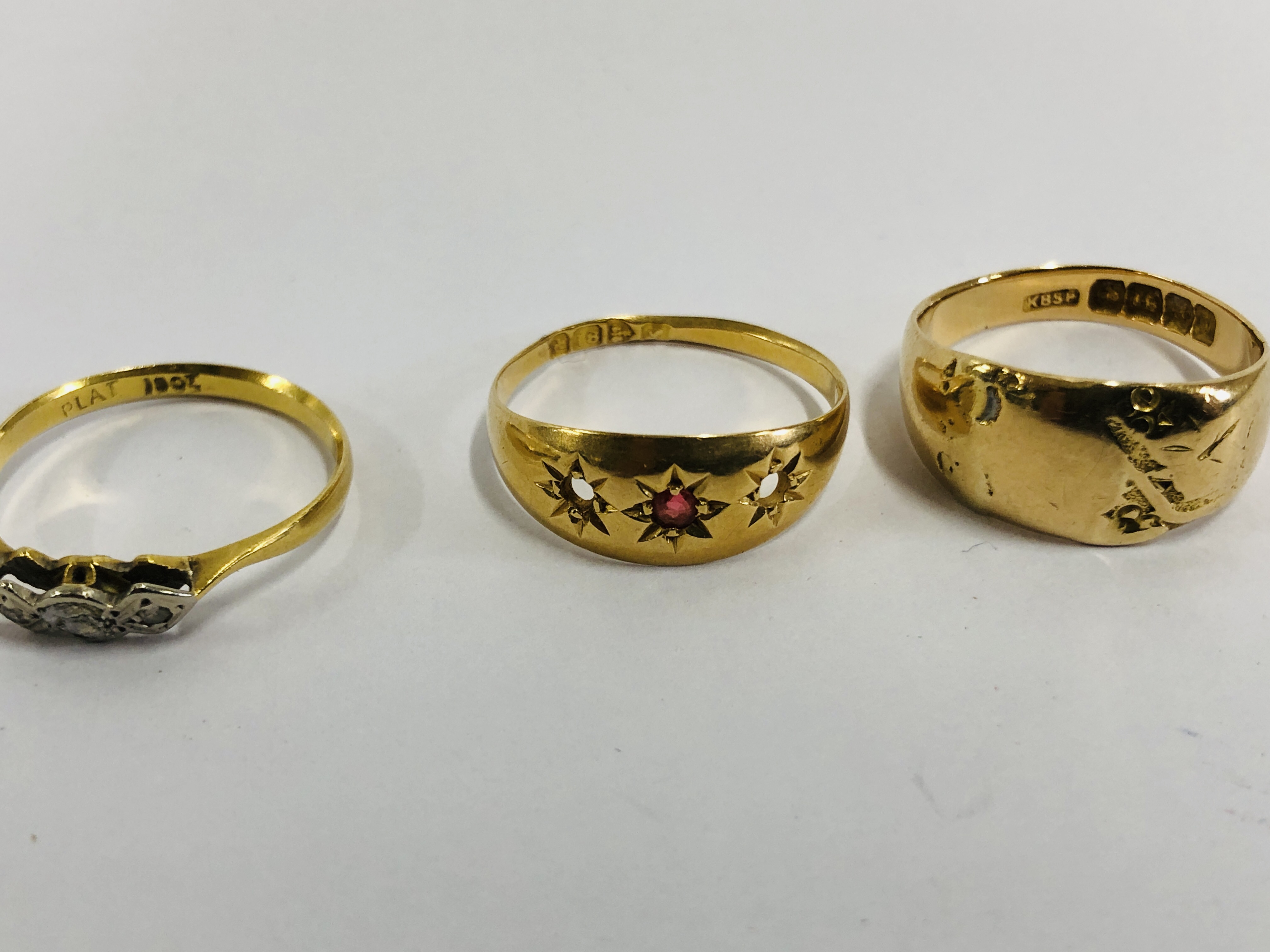 A GROUP OF FOUR VINTAGE 18CT GOLD RINGS TO INCLUDE STONE SET EXAMPLES (A/F REQUIRE ATTENTION STONES - Image 5 of 6