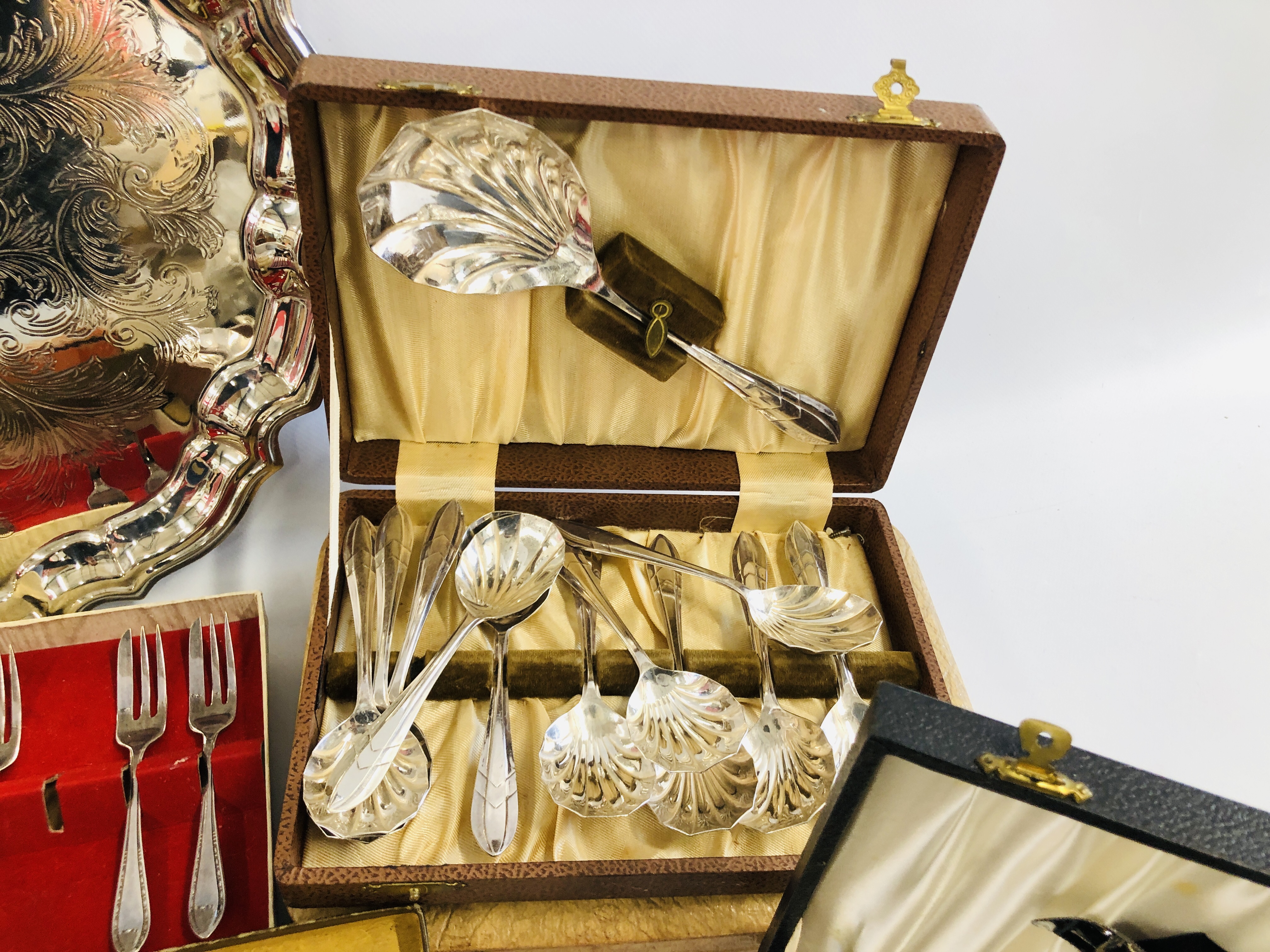 A LARGE BOX OF ASSORTED SILVER PLATED CUTLERY TO INCLUDE BOXED AND LOOSE EXAMPLES. - Image 7 of 9