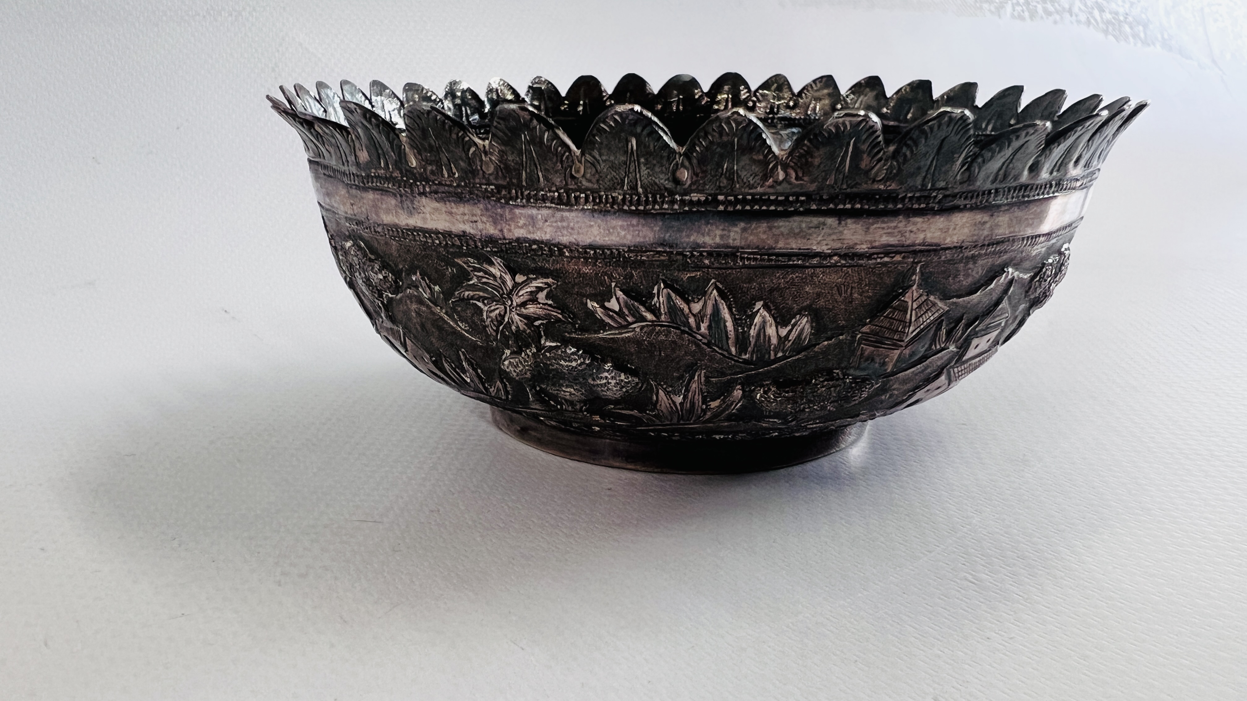 AN ELABORATE VINTAGE WHITE METAL BOWL RELIEF DECORATION DIAMETER 10.5CM. X H 5CM. - Image 2 of 8