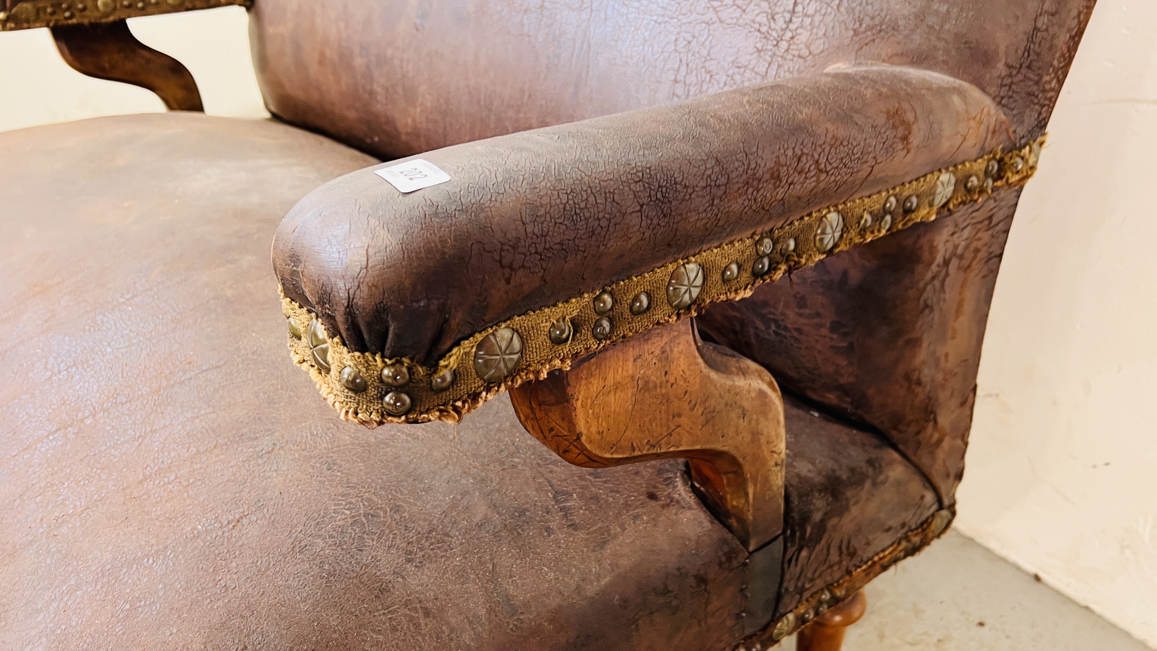 A VINTAGE LEATHER UPHOLSTERED BENCH - W 125CM. - Image 6 of 15
