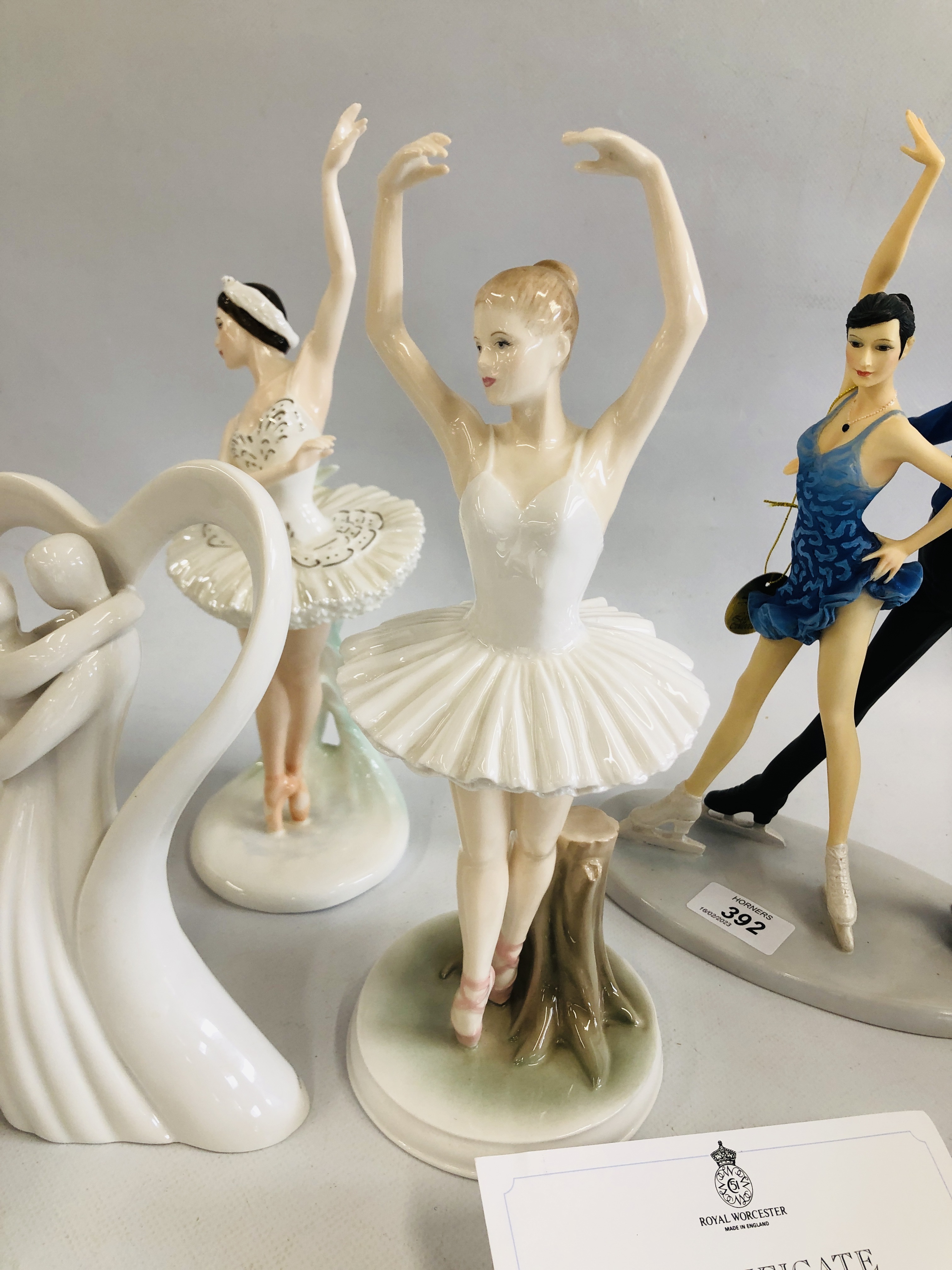 A GROUP OF FOUR FIGURINES TO INCLUDE ROYAL WORCESTER "GRACEFUL MOMENT" 680/4500 WITH CERTIFICATE, - Image 3 of 8