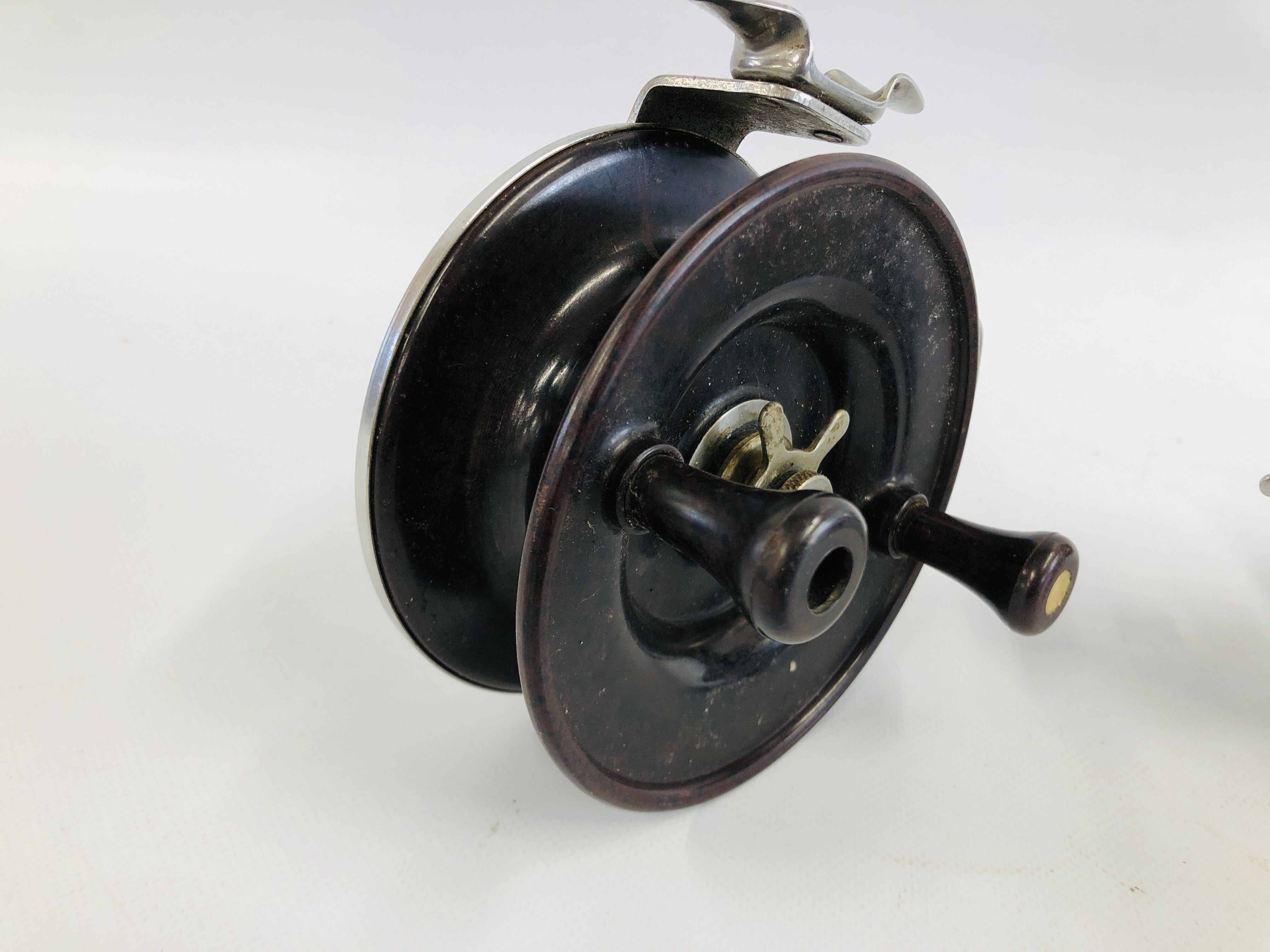 TWO "ALVEY" CENTRE PIN REELS TO INCLUDE SNAPPER REEL ALONG WITH A VINTAGE BRASS MOUNTED CENTRE PIN - Image 5 of 12