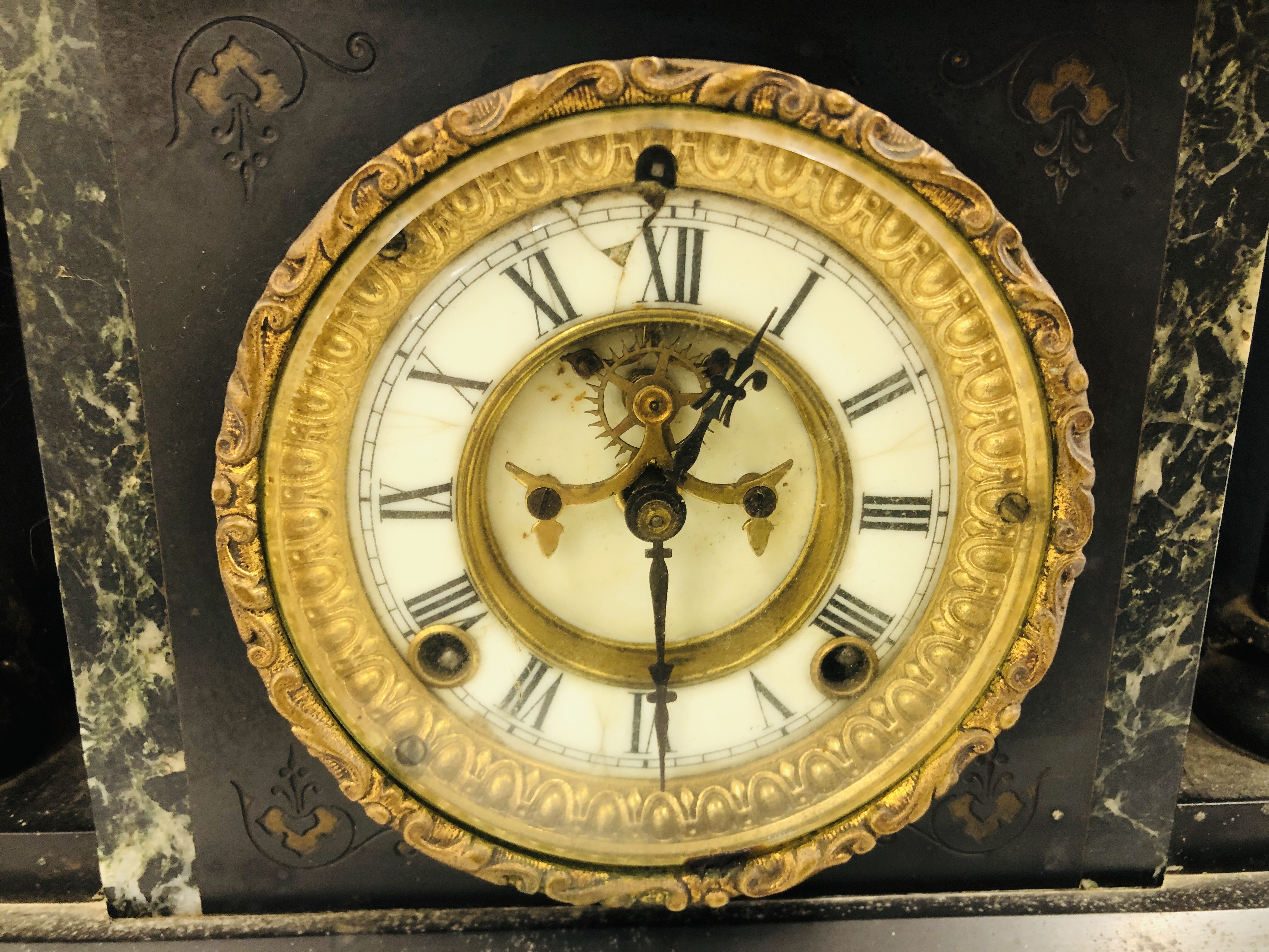 AN ELABORATE VINTAGE SLATE AND MARBLE MANTEL CLOCK, ENAMELLED DIAL MARKED ANSONIA CLOCK CO L 43.5CM. - Image 2 of 8