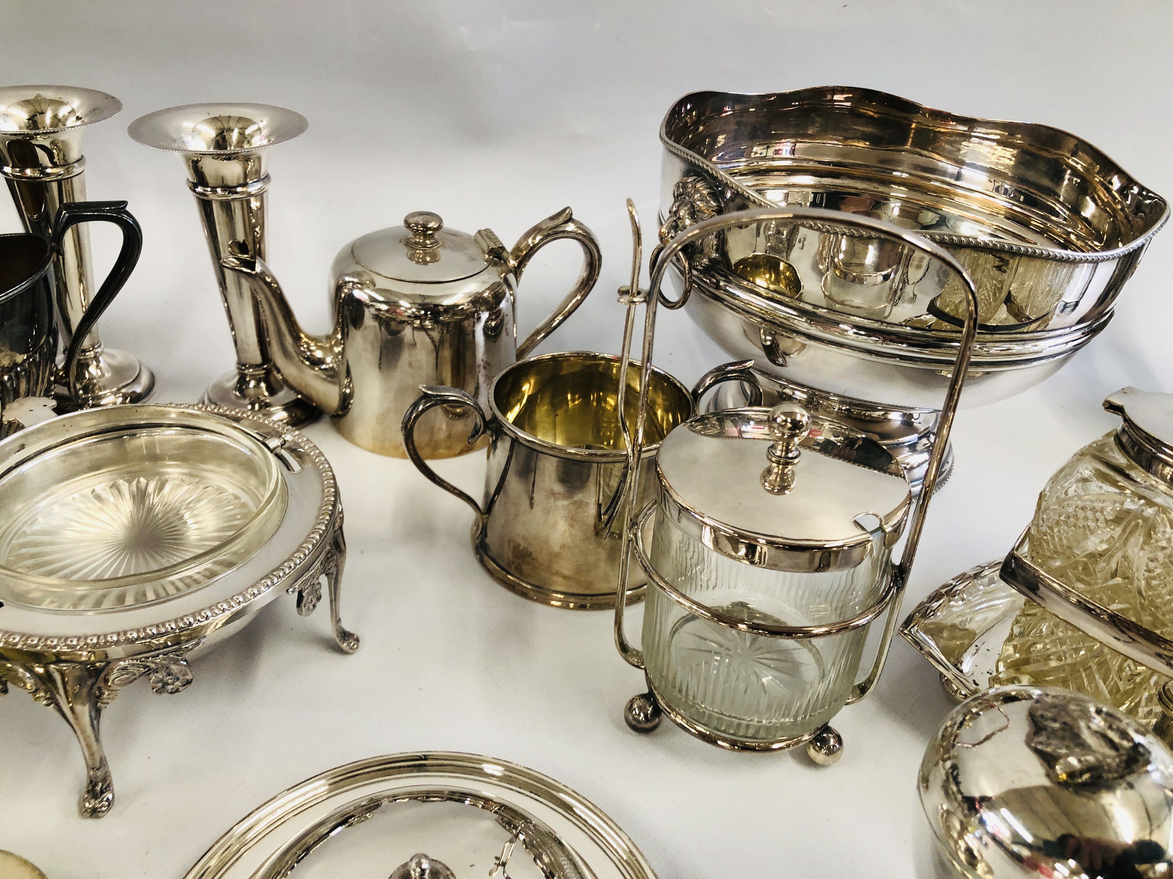 A GROUP OF ASSORTED MAINLY VINTAGE SILVER PLATED WARES TO INCLUDE CRUETS, TOAST RACK, ASH TRAYS, - Image 8 of 10