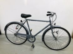 A VINTAGE RALEIGH COURIER GENT'S ROAD BICYCLE IN GREY.
