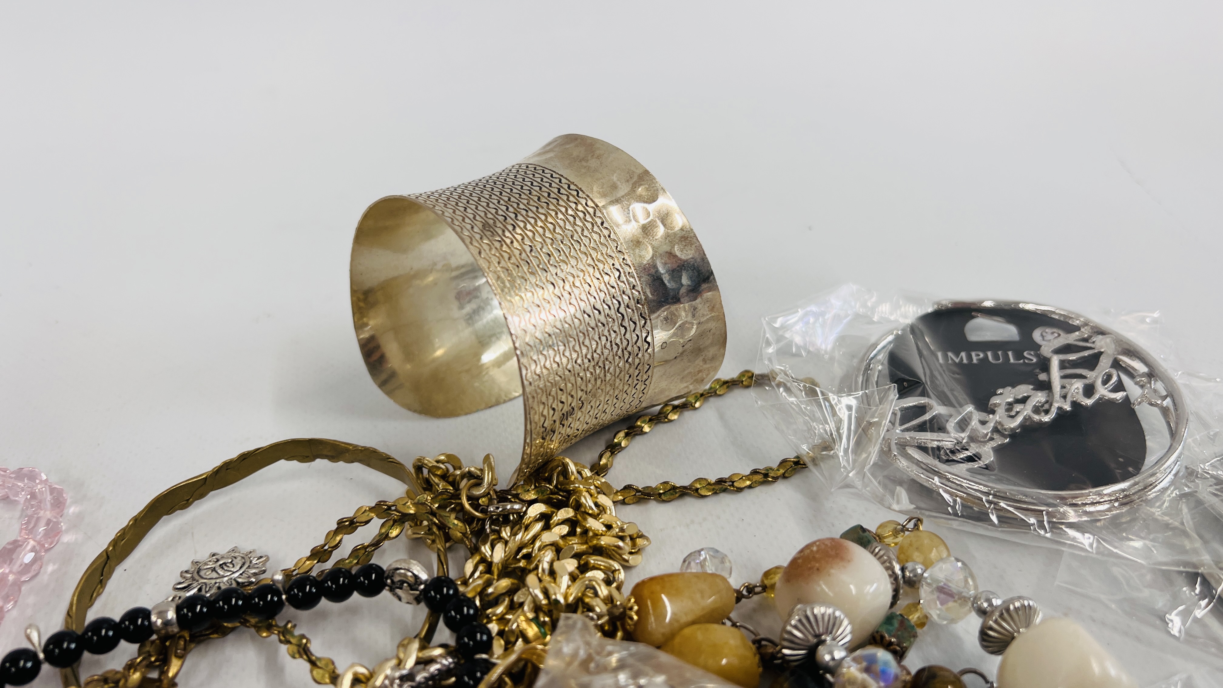 COLLECTION OF MIXED COSTUME JEWELLERY TO INCLUDE BEADS AND BANGLES ETC. - Image 5 of 11
